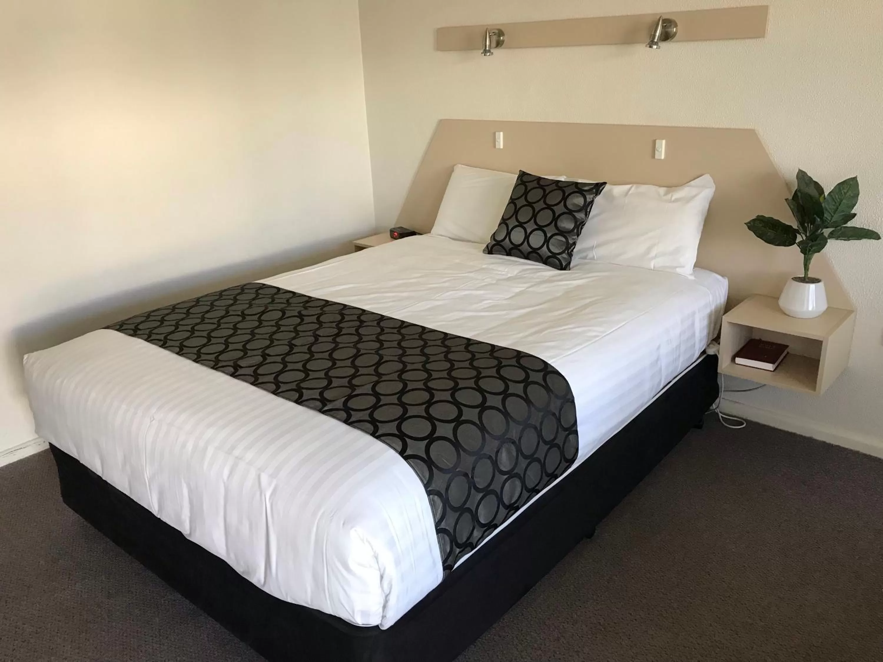 Bed in Cobb Inlander Motel