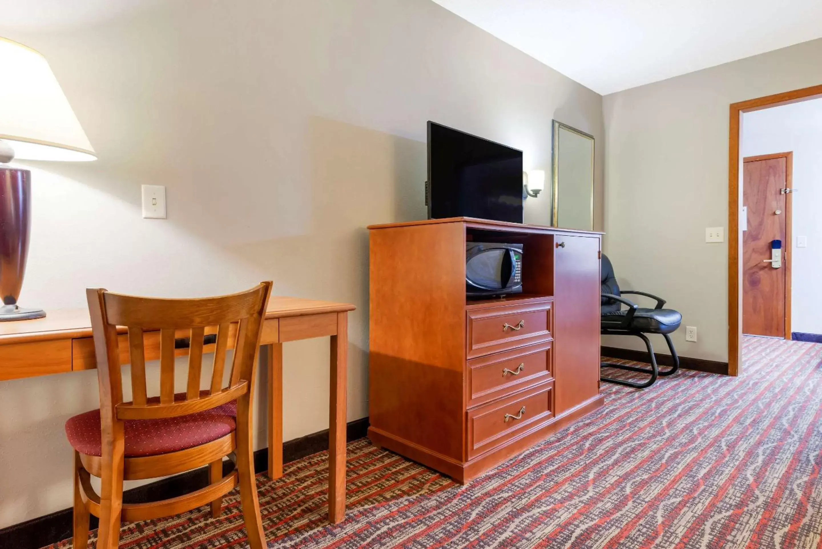 Photo of the whole room, TV/Entertainment Center in Econo Lodge Lakeview