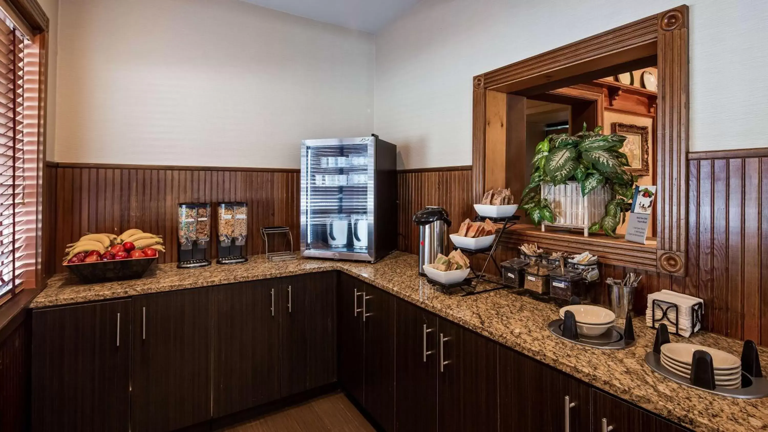 Breakfast, Kitchen/Kitchenette in Best Western Greenfield Inn