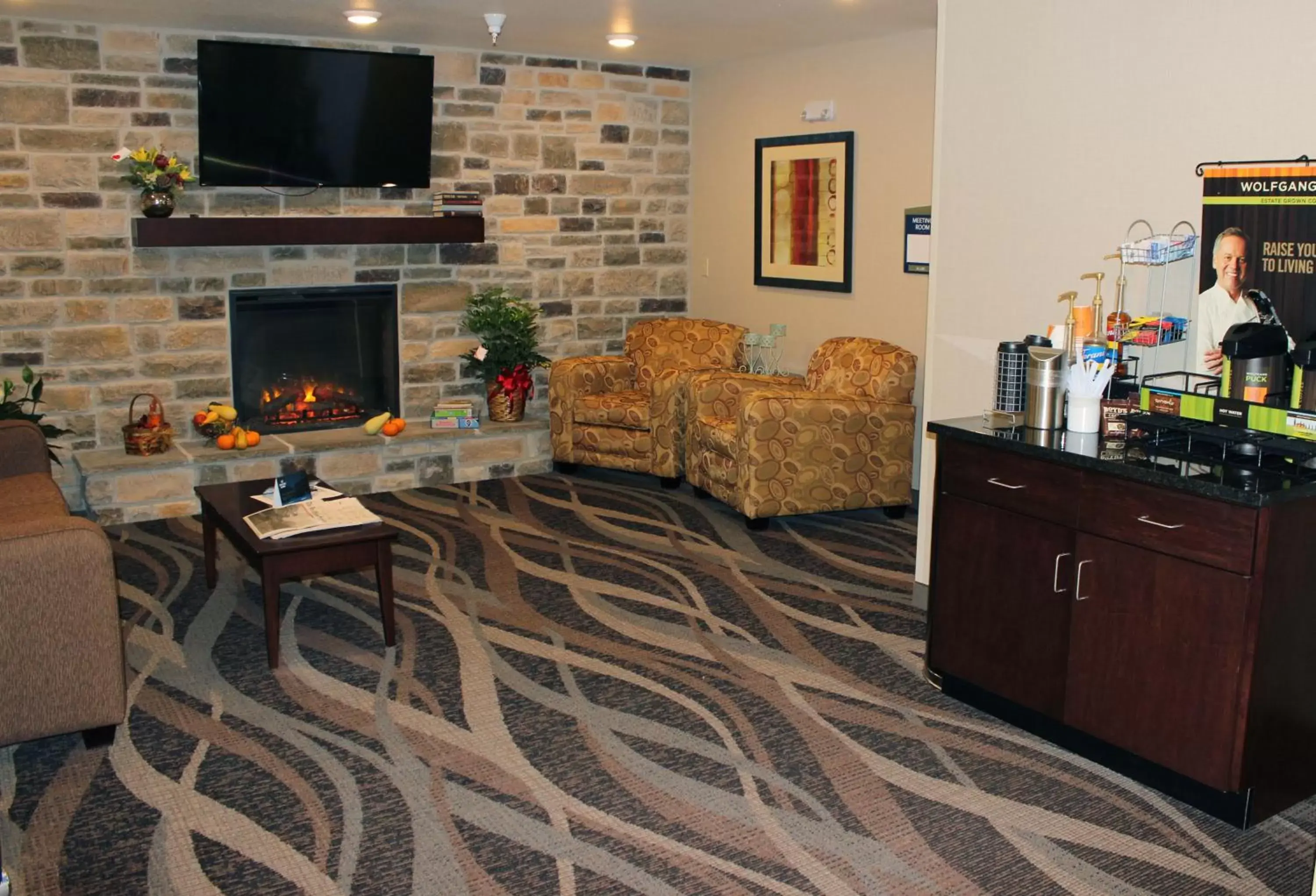 Communal lounge/ TV room, TV/Entertainment Center in Cobblestone Inn & Suites - Lamoni