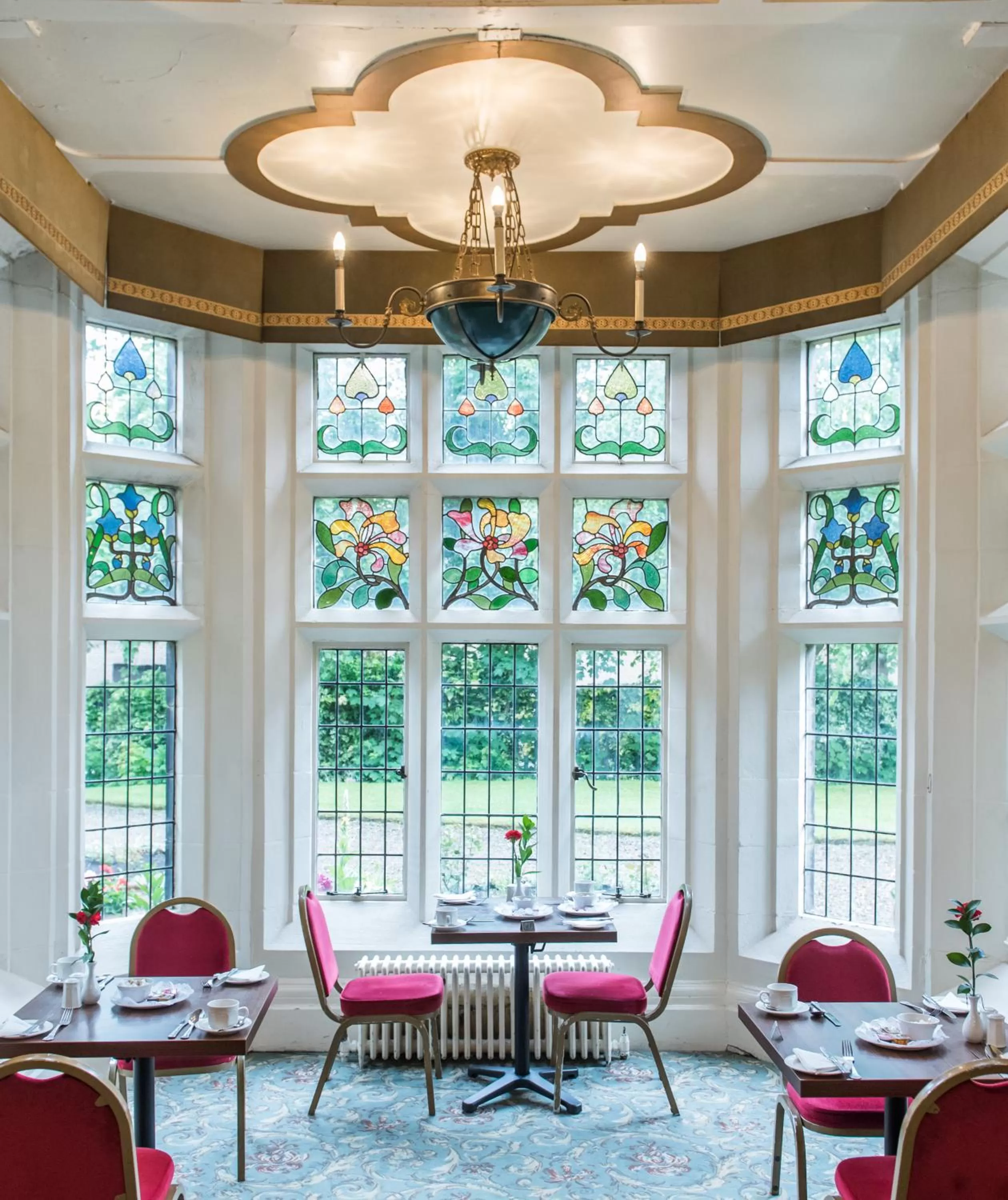 Restaurant/places to eat in Cairn Hotel