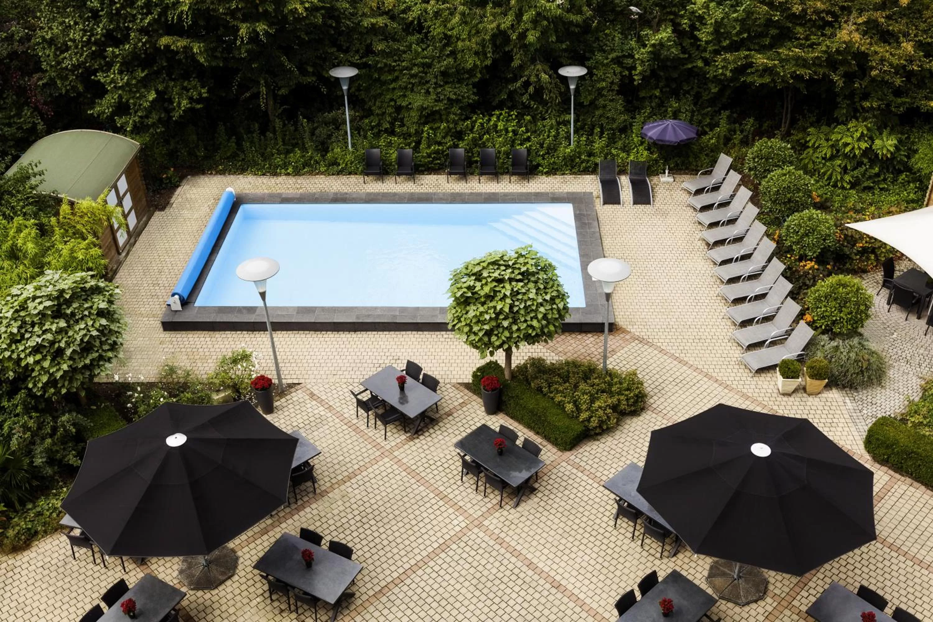 Swimming pool in Novotel Maastricht
