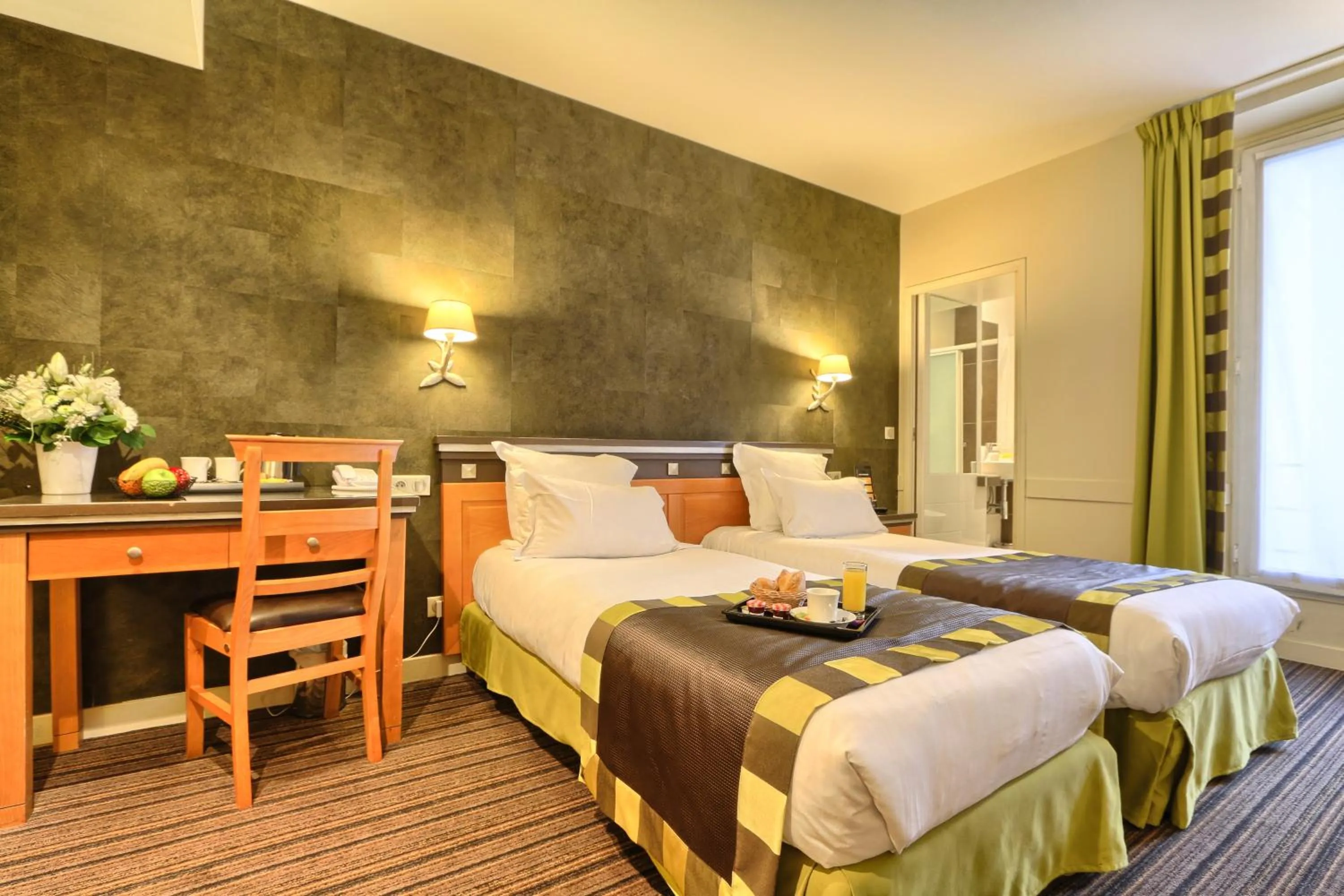 Photo of the whole room, Bed in Hôtel Mondial