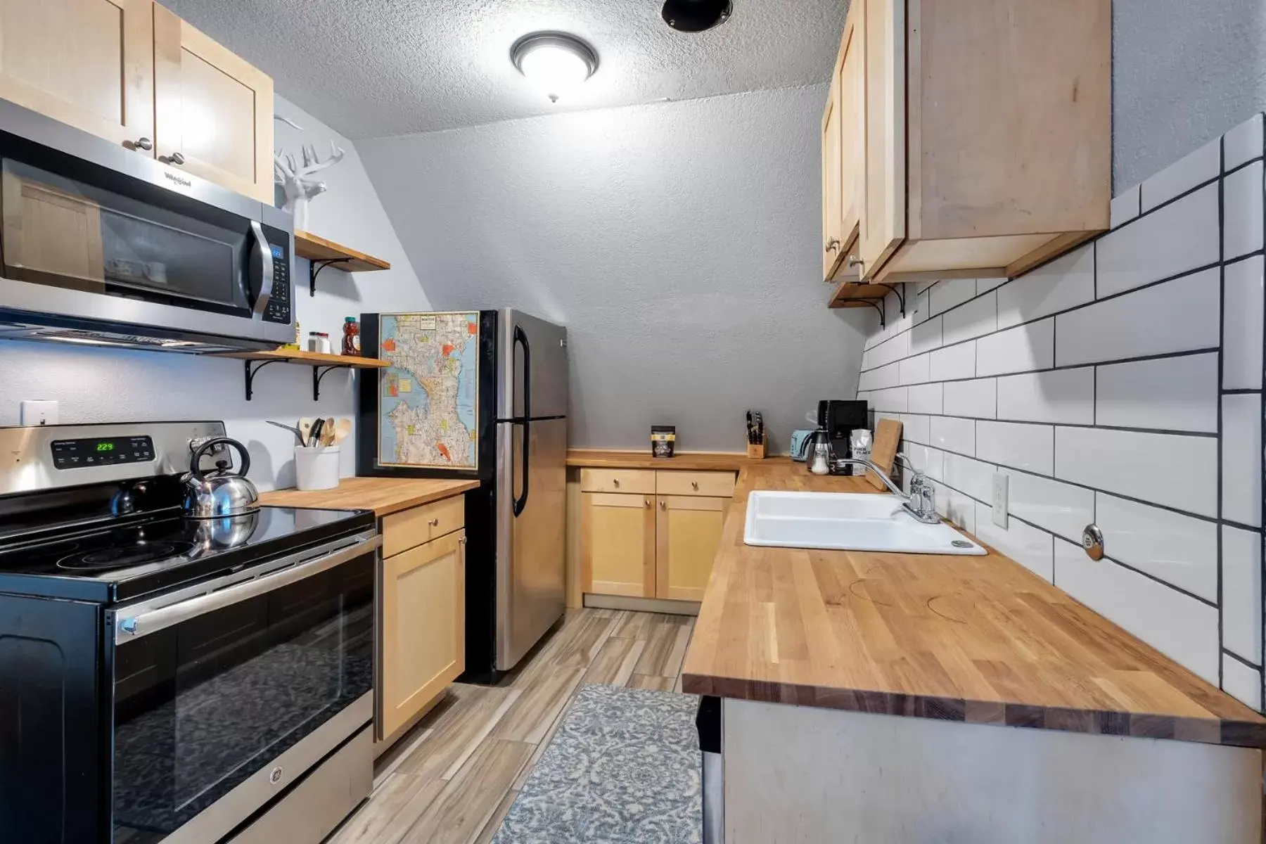 Kitchen or kitchenette, Kitchen/Kitchenette in College Inn Hotel