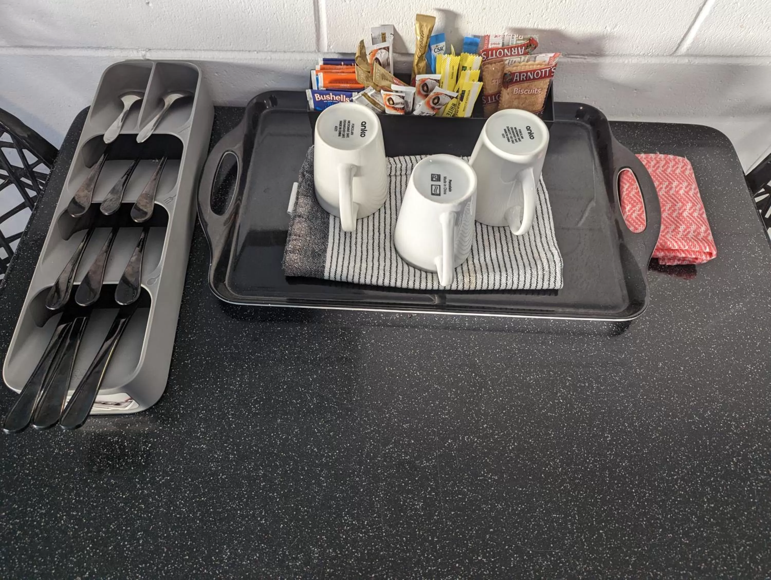 Coffee/tea facilities in Y Motels Rockhampton