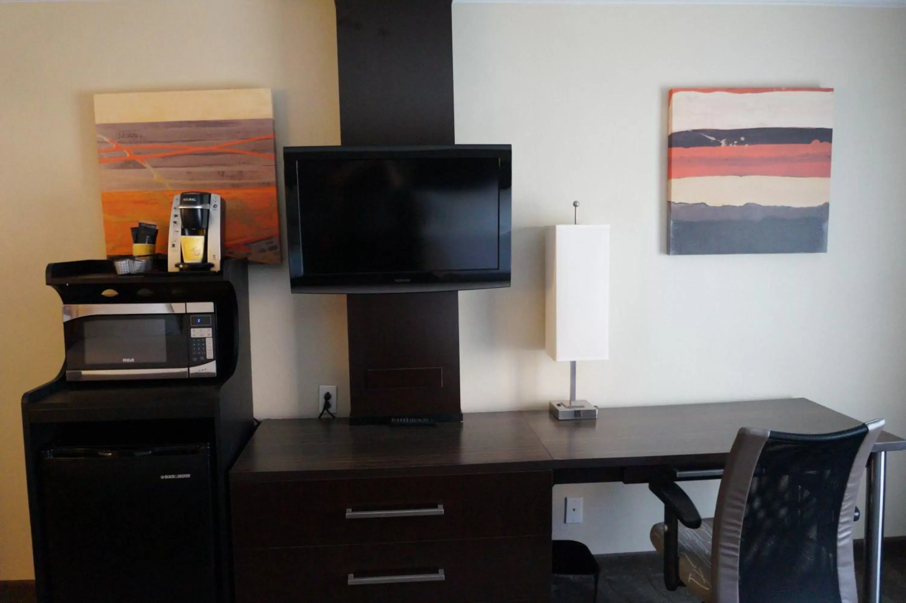 Photo of the whole room, TV/Entertainment Center in Holiday Inn Portsmouth Downtown, an IHG Hotel