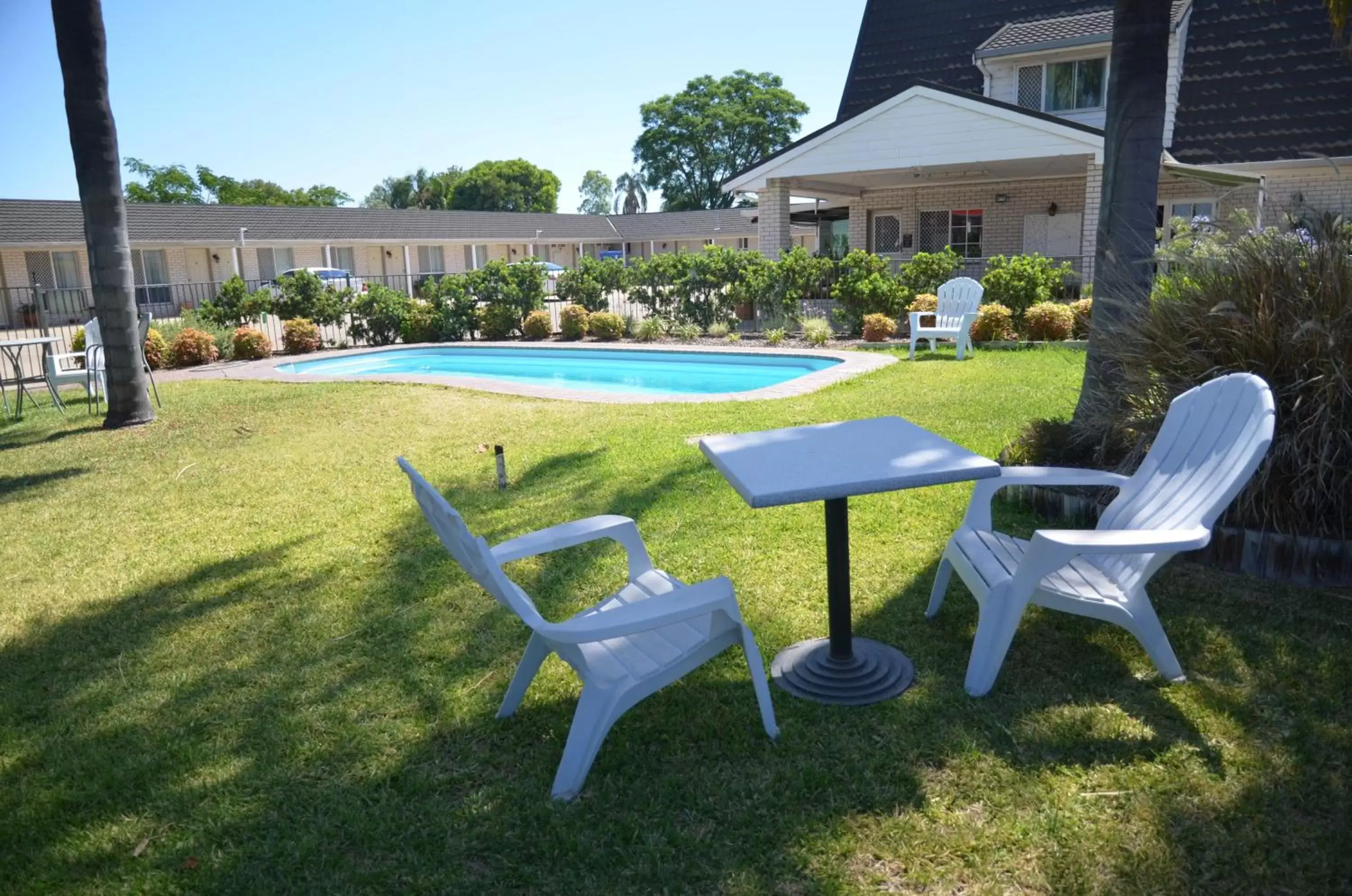 Patio, Swimming Pool in Alexander Motor Inn