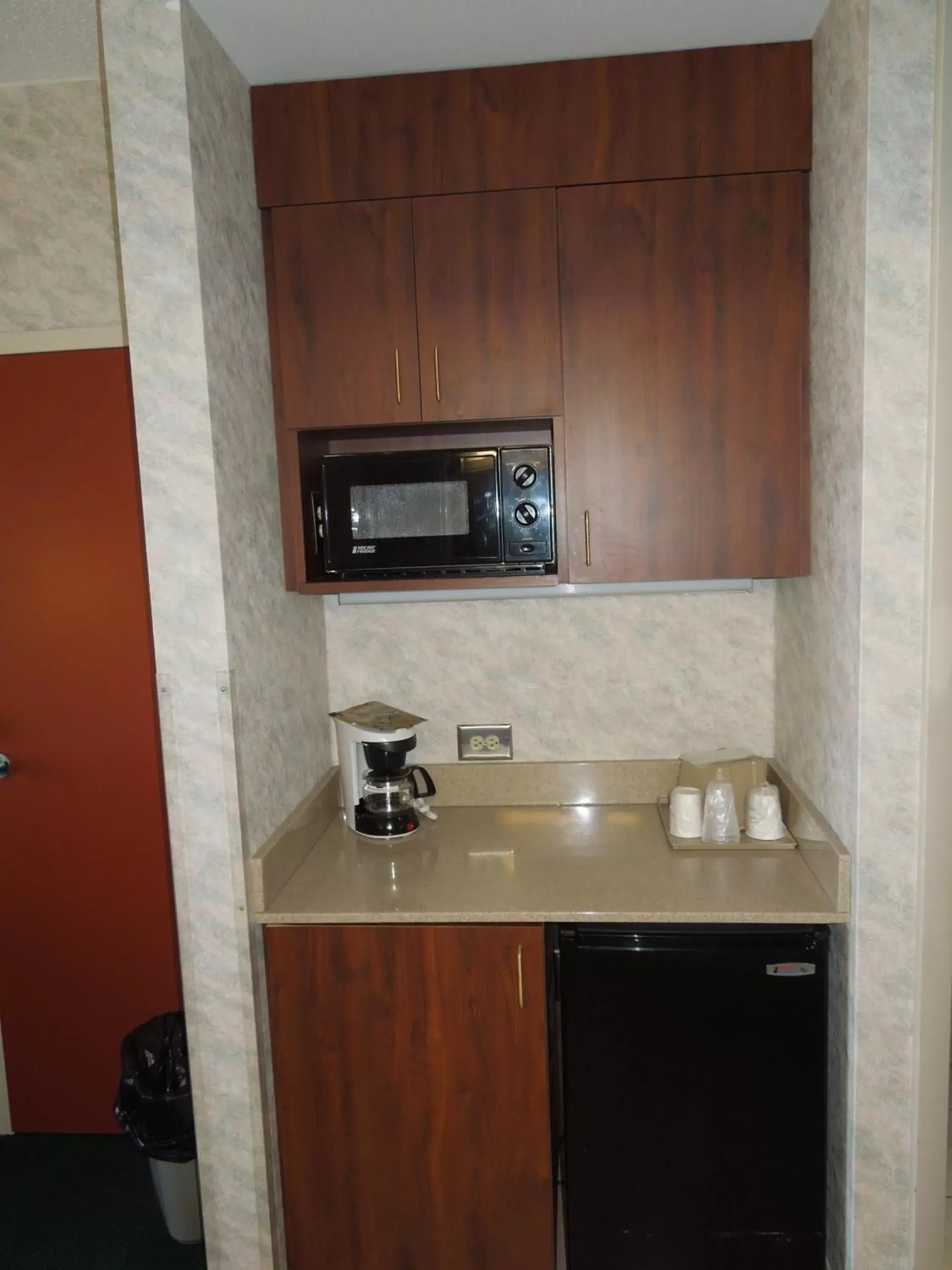 Coffee/tea facilities, Kitchen/Kitchenette in The Breakers Resort Inn