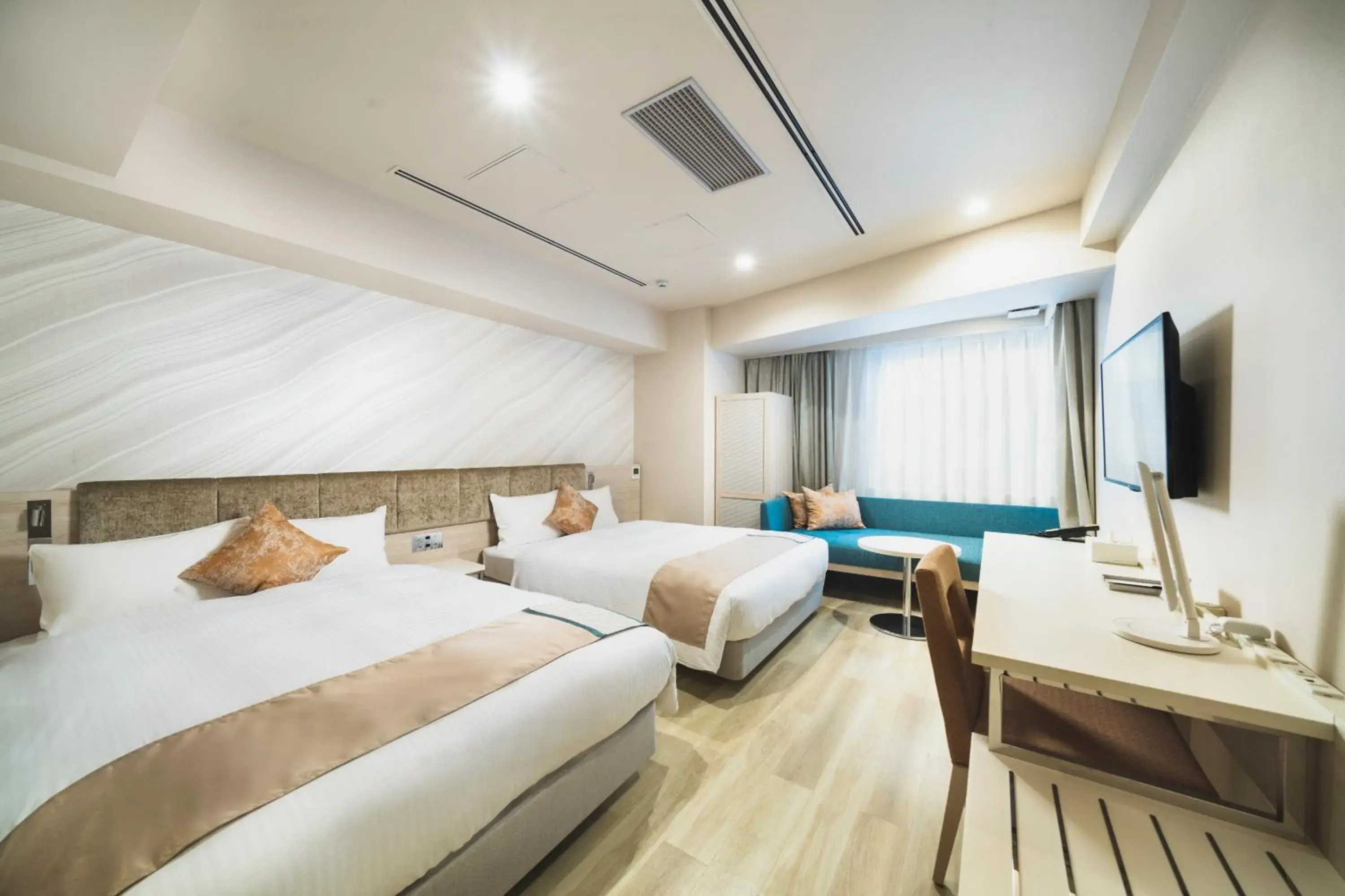 Photo of the whole room, Bed in Rembrandt Style Naha Photo of the whole room, Bed in Rembrandt Style Naha