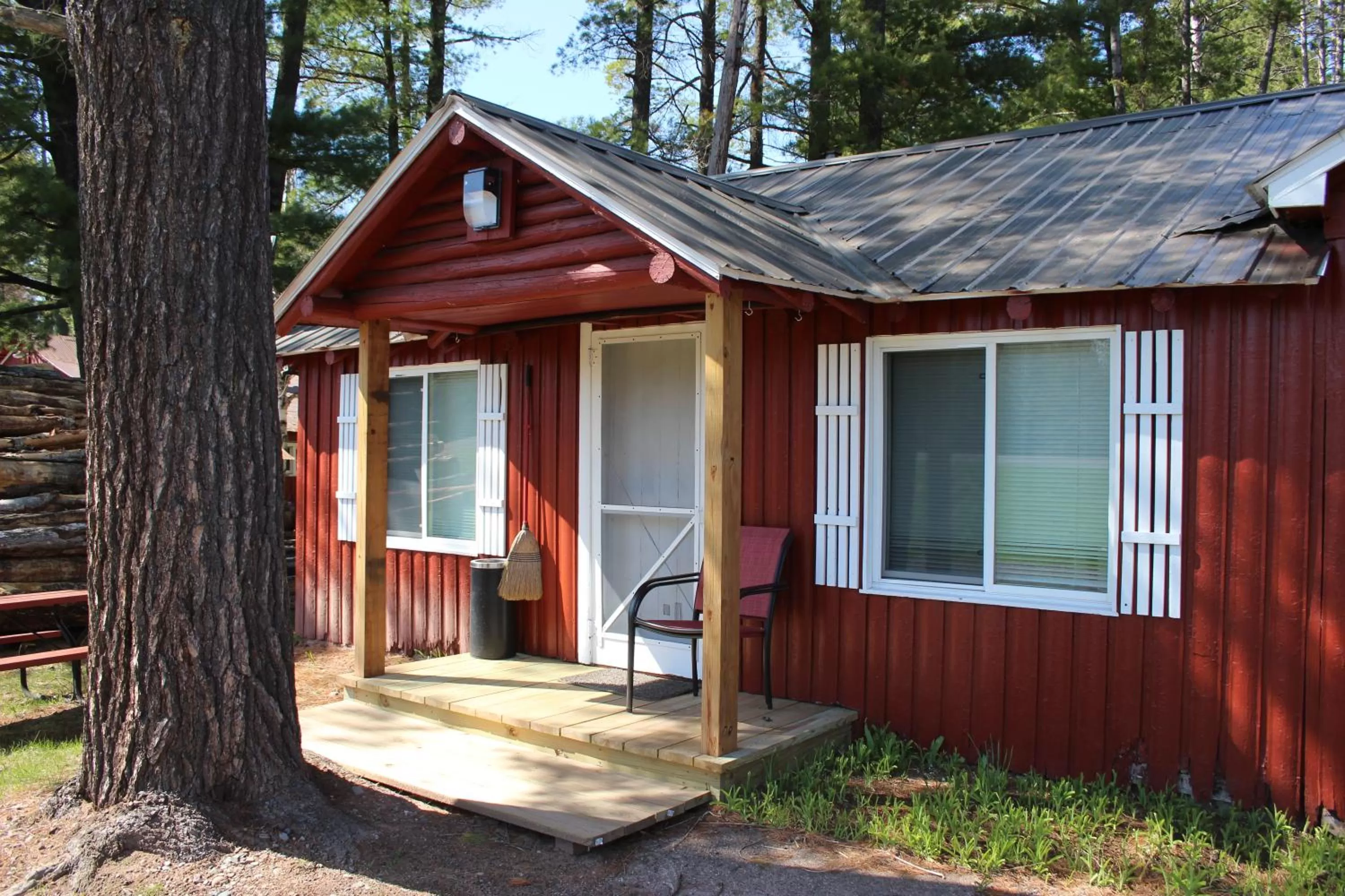 Facade/entrance in Two Rivers Motel and Cabins of Kenton, MI