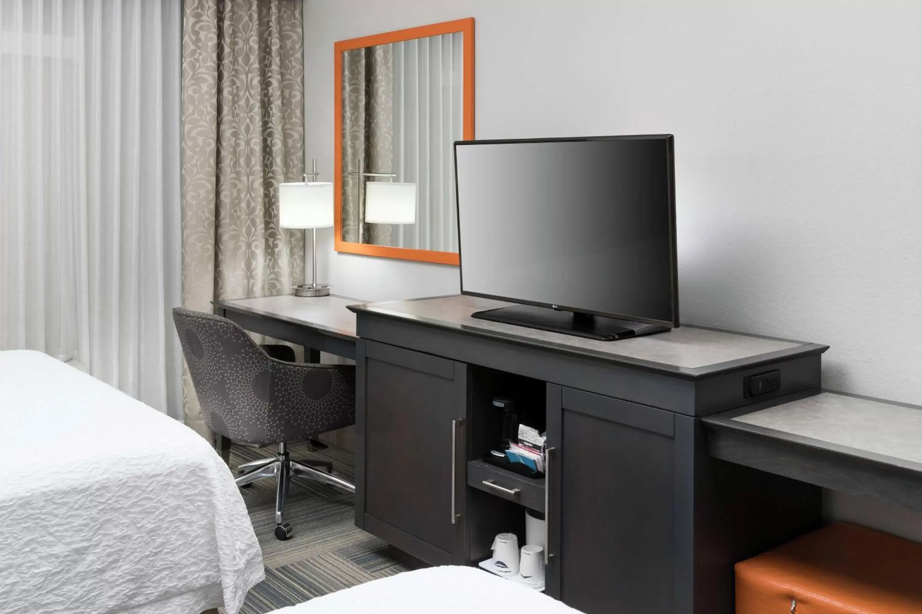 Bedroom, TV/Entertainment Center in Hampton Inn & Suites by Hilton Atlanta Perimeter Dunwoody