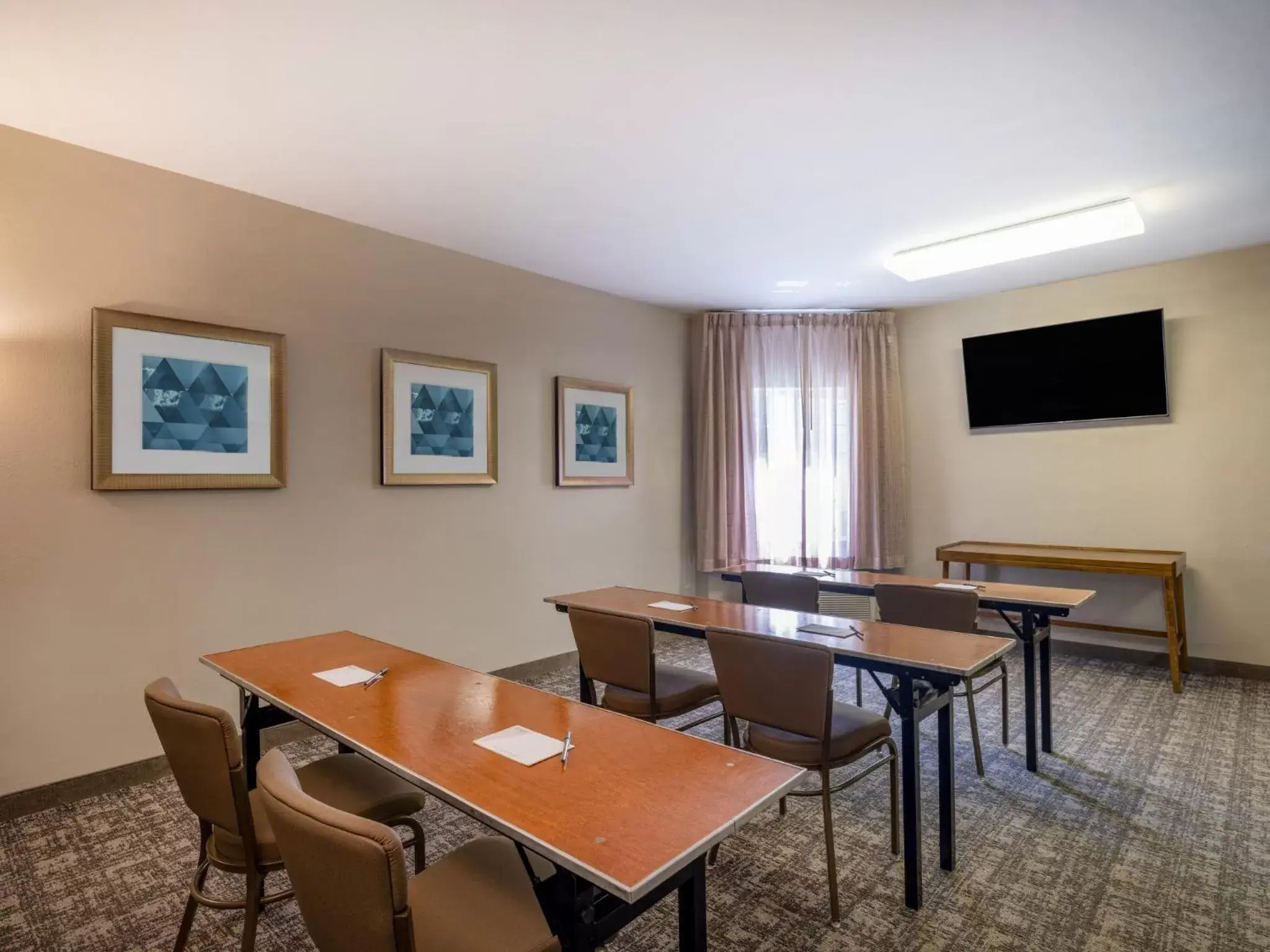 Meeting/conference room in Staybridge Suites Milwaukee Airport South, an IHG Hotel