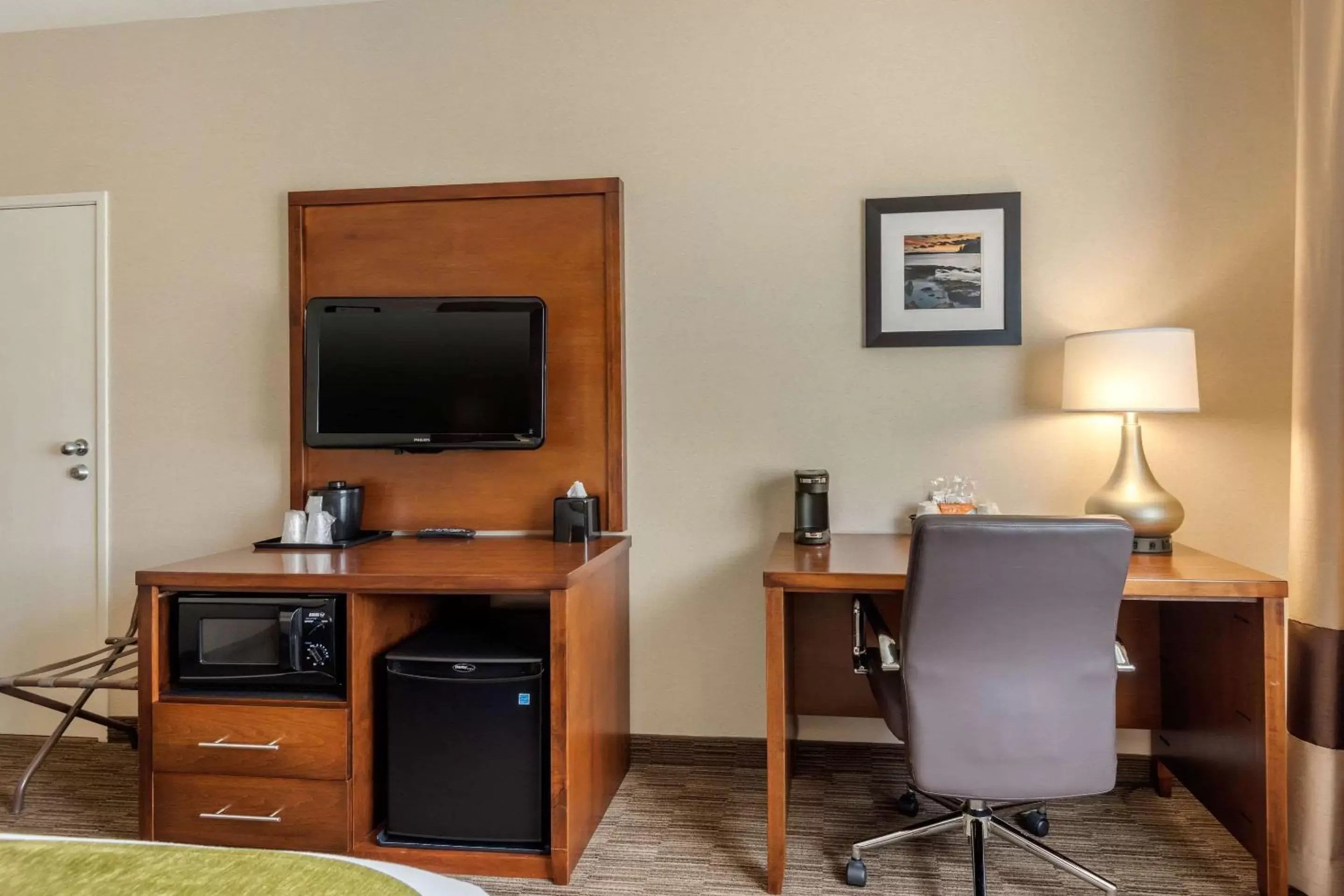 Photo of the whole room, TV/Entertainment Center in Comfort Inn Ellsworth