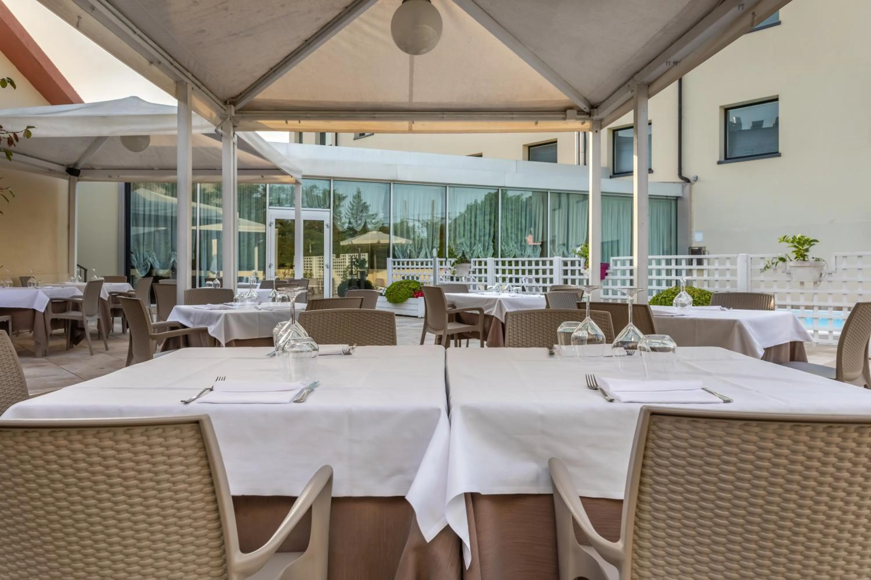 Restaurant/places to eat in Hotel Concorde