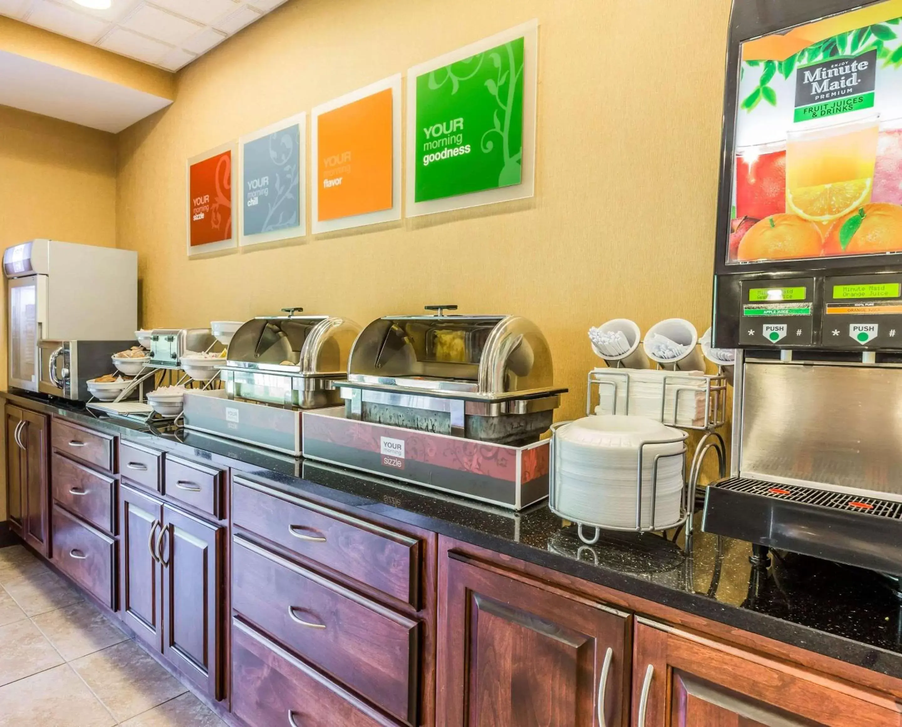 Restaurant/places to eat, Kitchen/Kitchenette in Comfort Suites Commerce