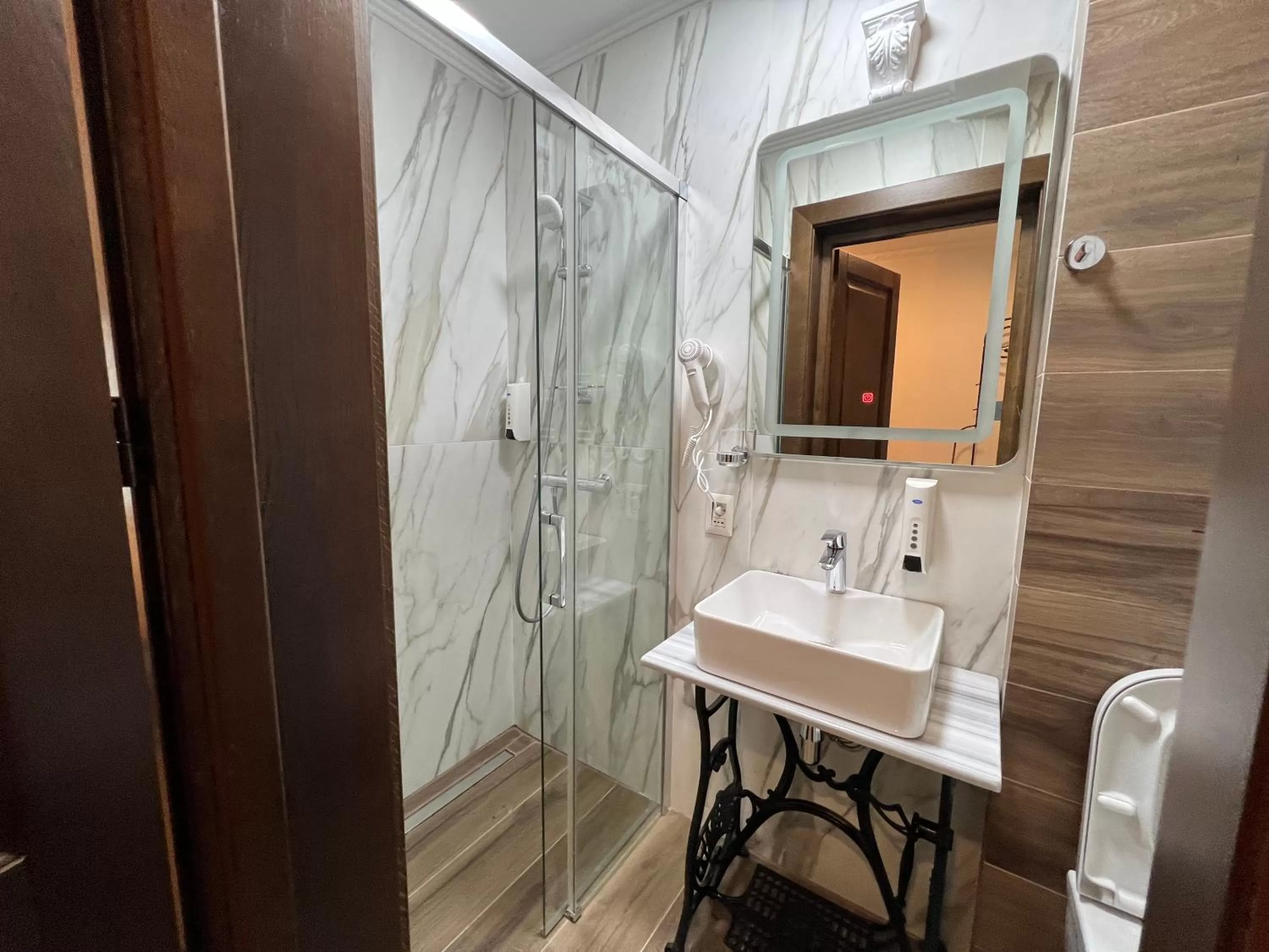 Bathroom in Hotel Boutique Cathedral Plaza Residences room for rent downtown