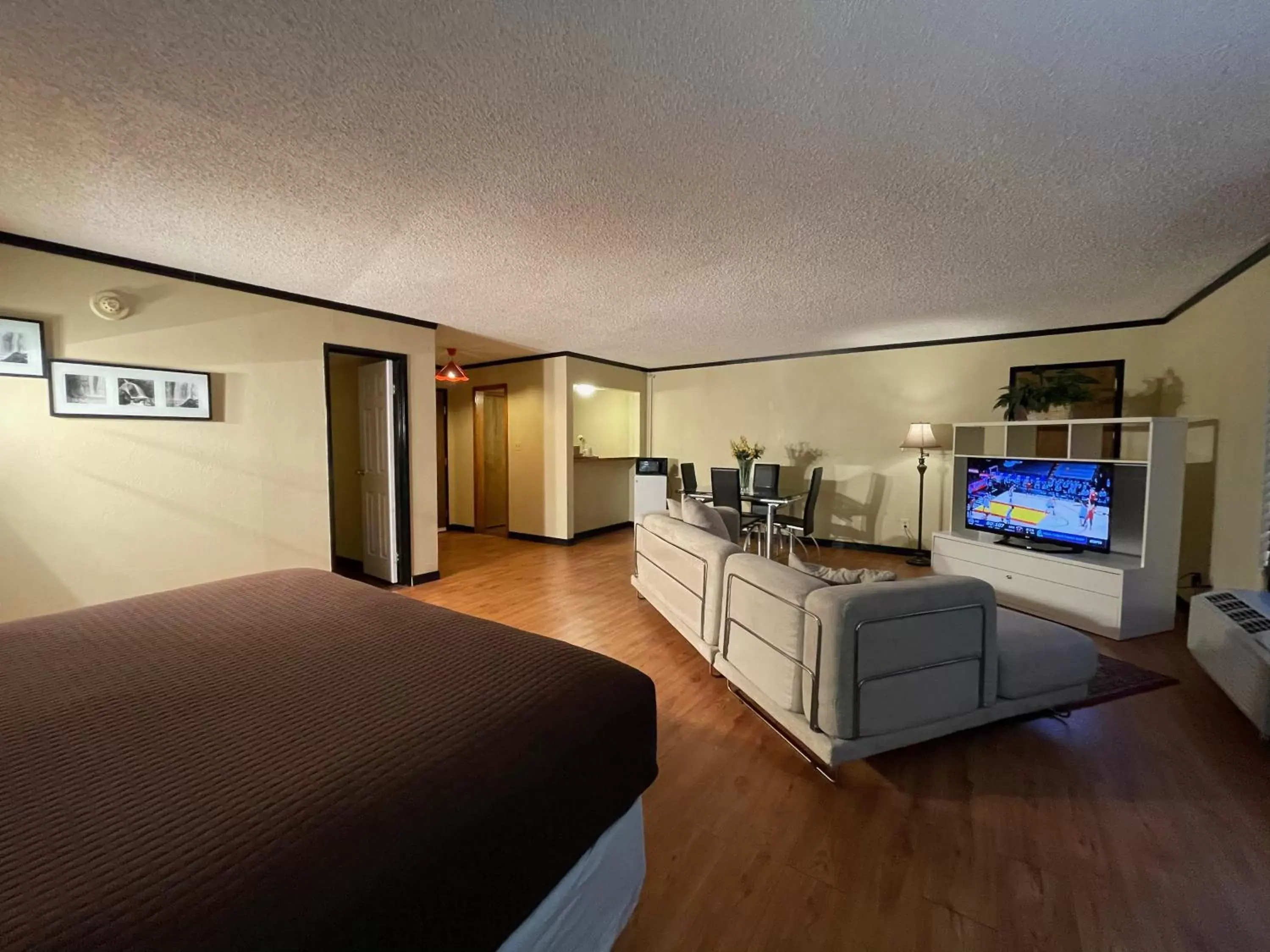 Living room, TV/Entertainment Center in The Inn and Suites at 34 Fifty