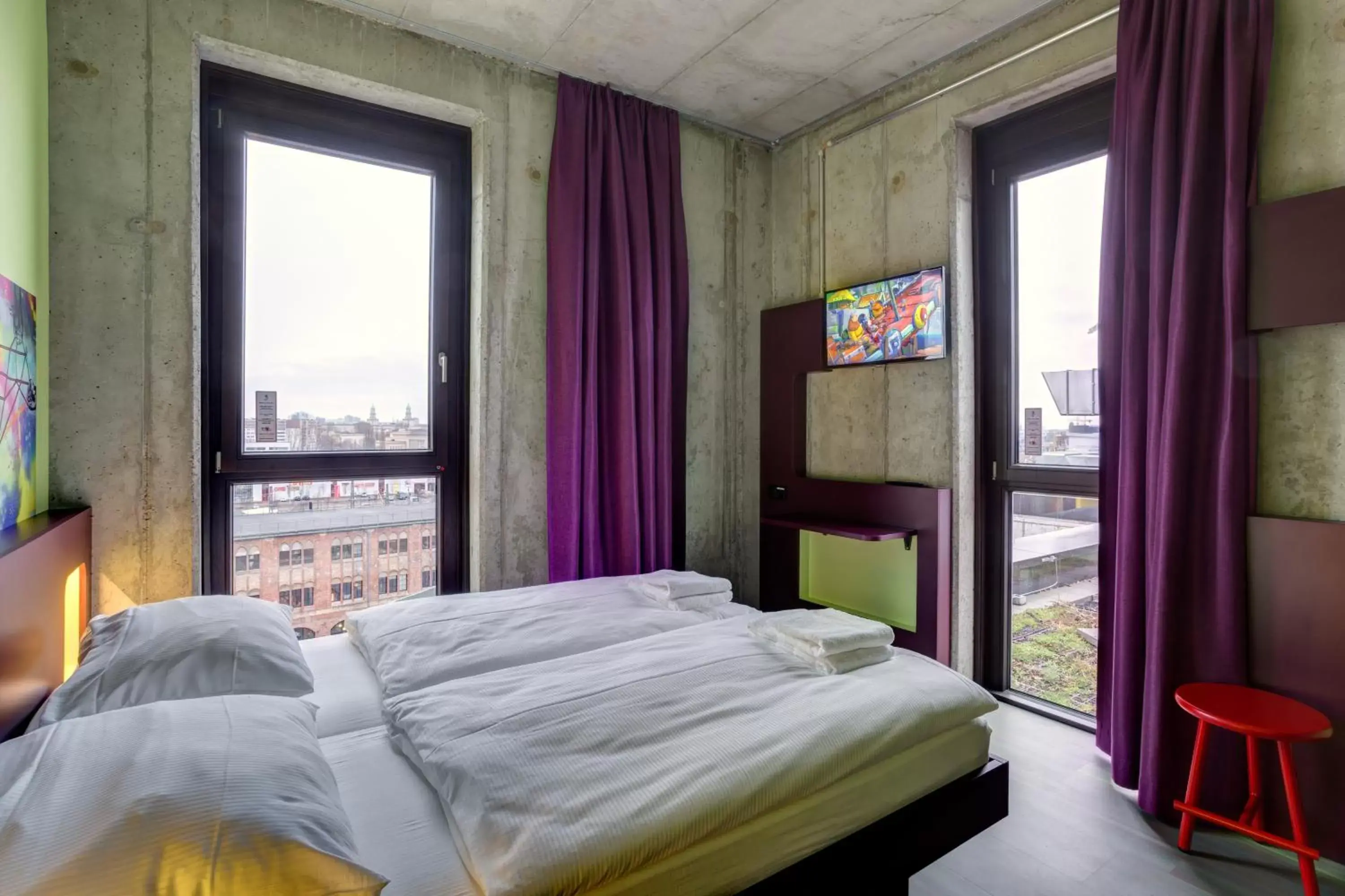 Photo of the whole room, Bed in MEININGER Hotel Berlin East Side Gallery