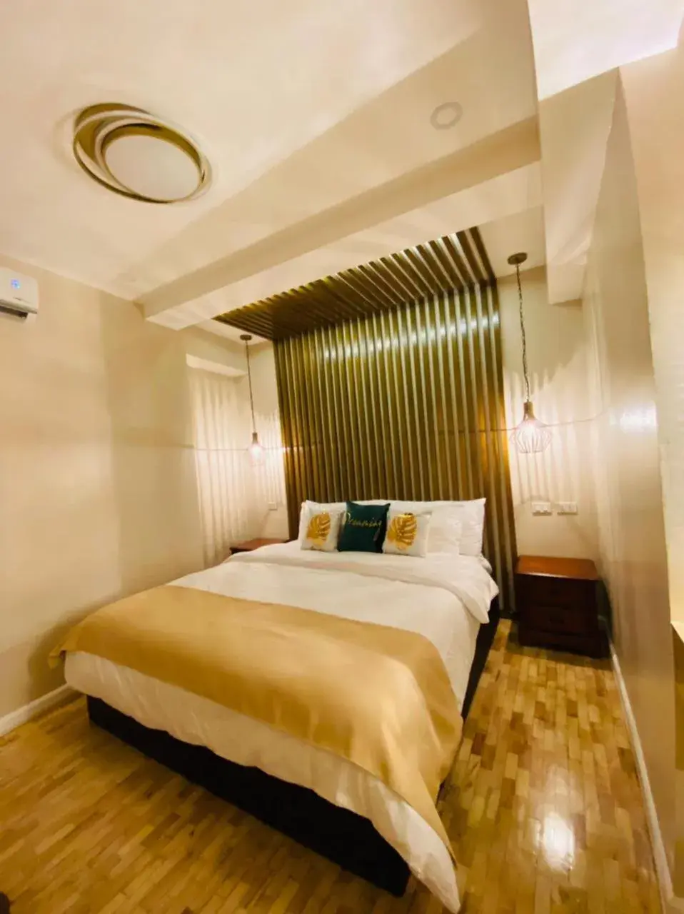 Bedroom, Bed in Mpt Suites