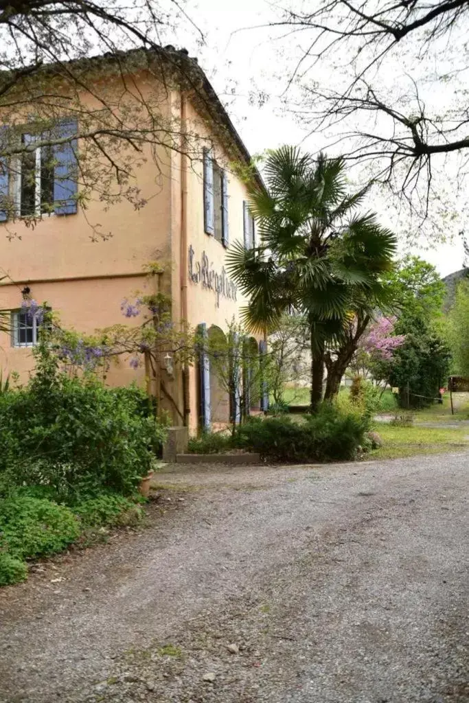 Garden in Logis Hotel Restaurant Le Domaine de la Régalière Garden in Logis Hotel Restaurant Le Domaine de la Régalière