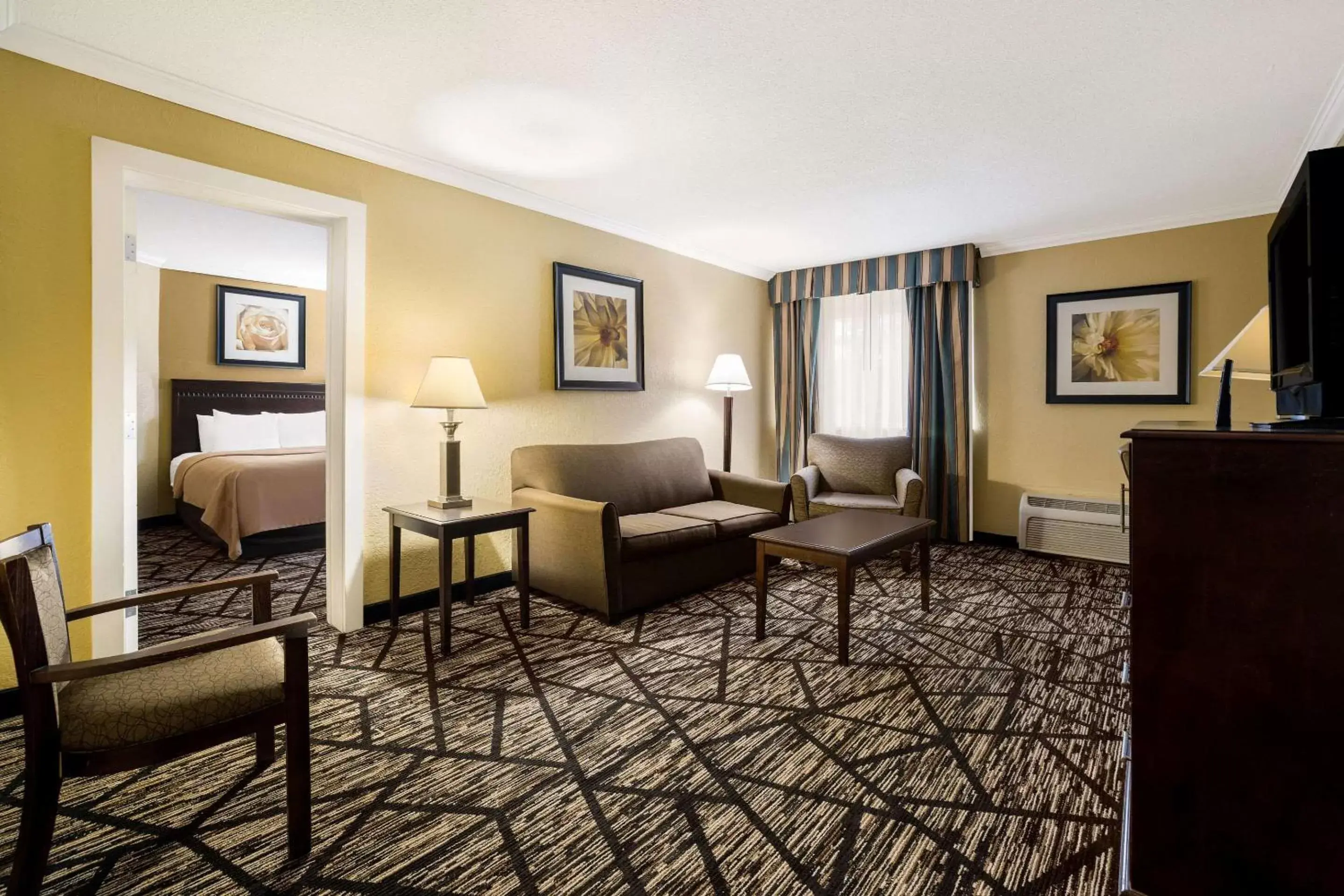 Bedroom, Seating Area in Quality Inn and Suites Fairgrounds - Syracuse