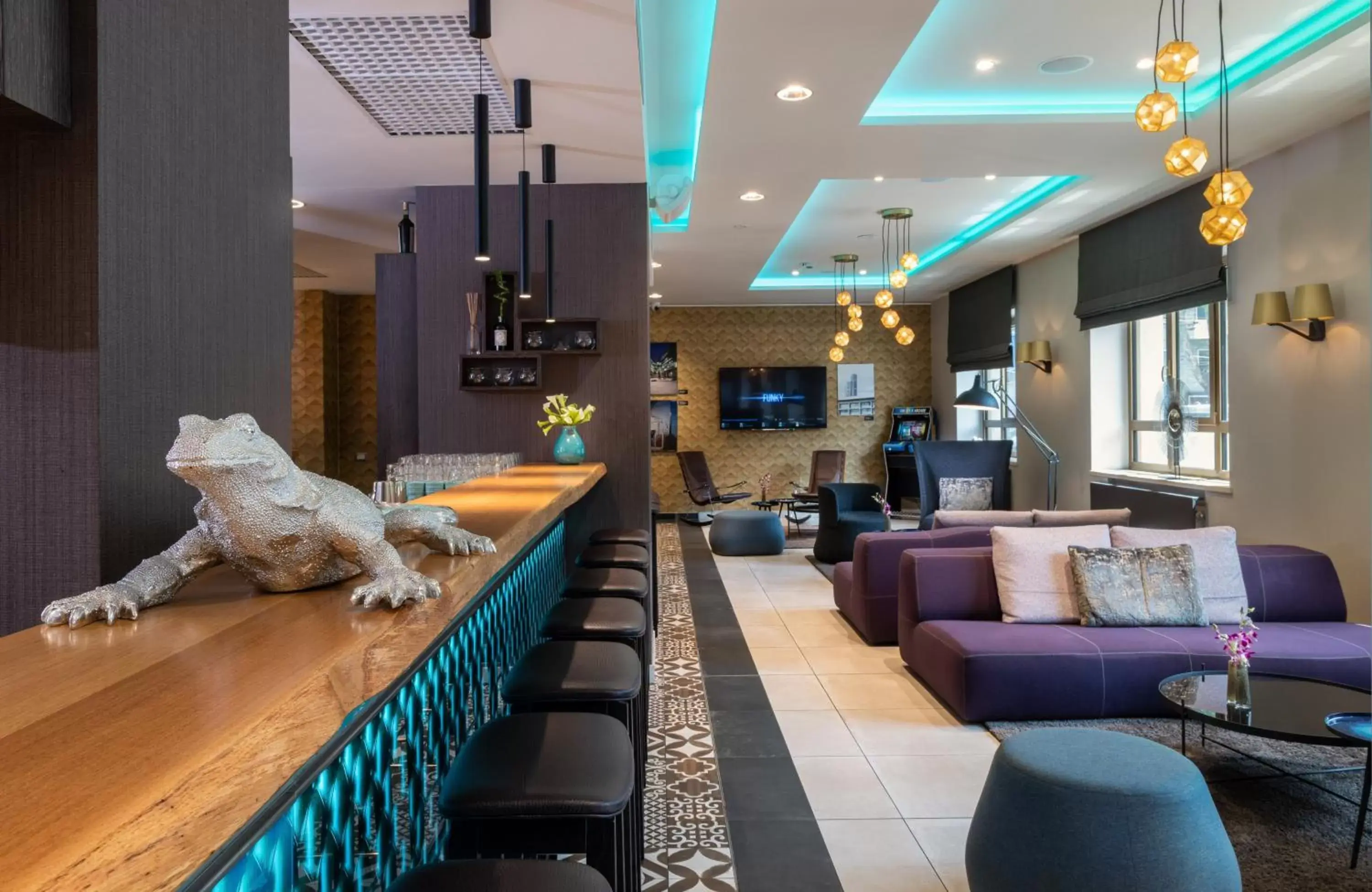 Lounge or bar in NYX Hotel Milan by Leonardo Hotels