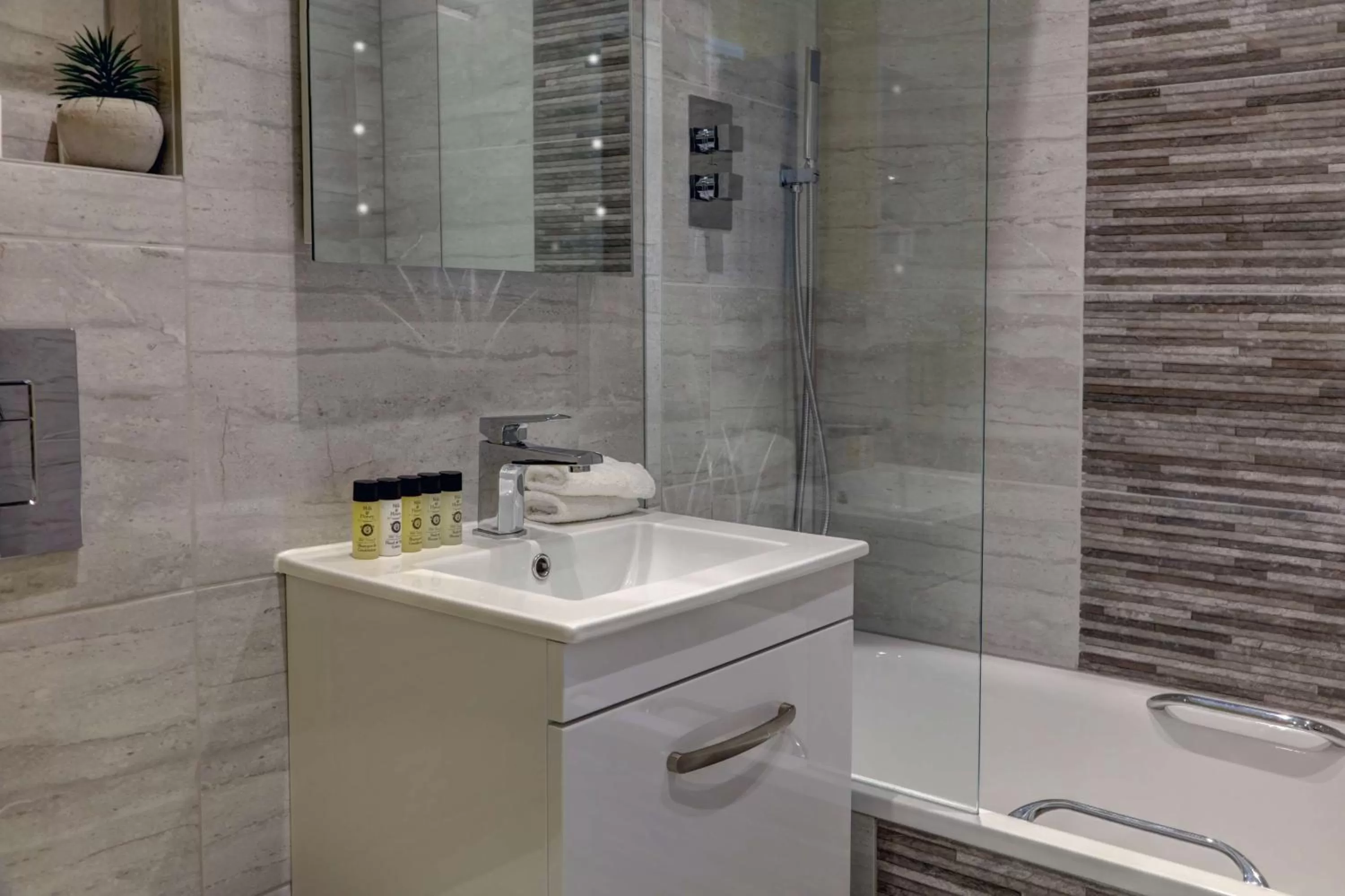 Bathroom in Stonecross Manor Hotel