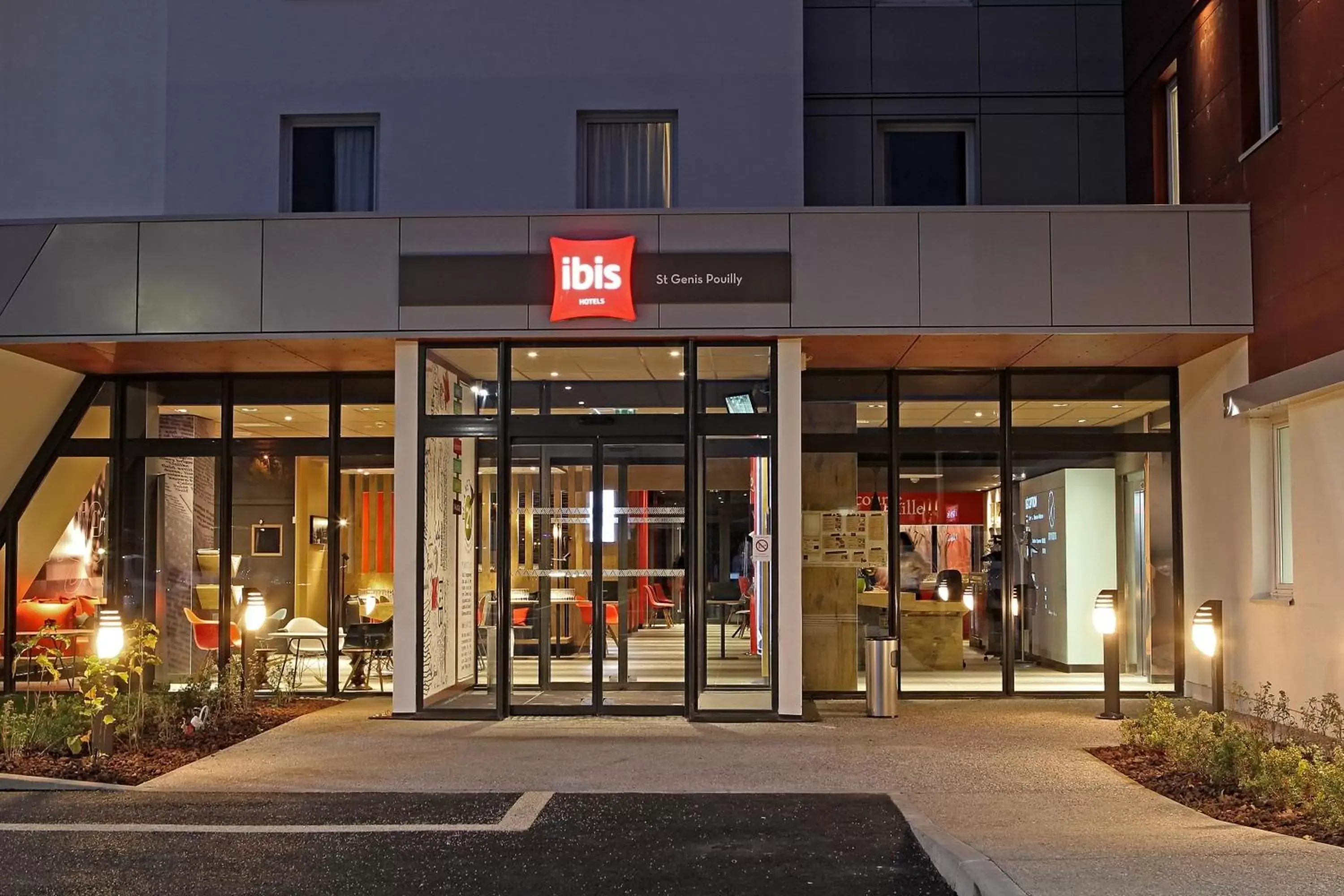 Facade/entrance in Ibis Saint-Genis-Pouilly Genève