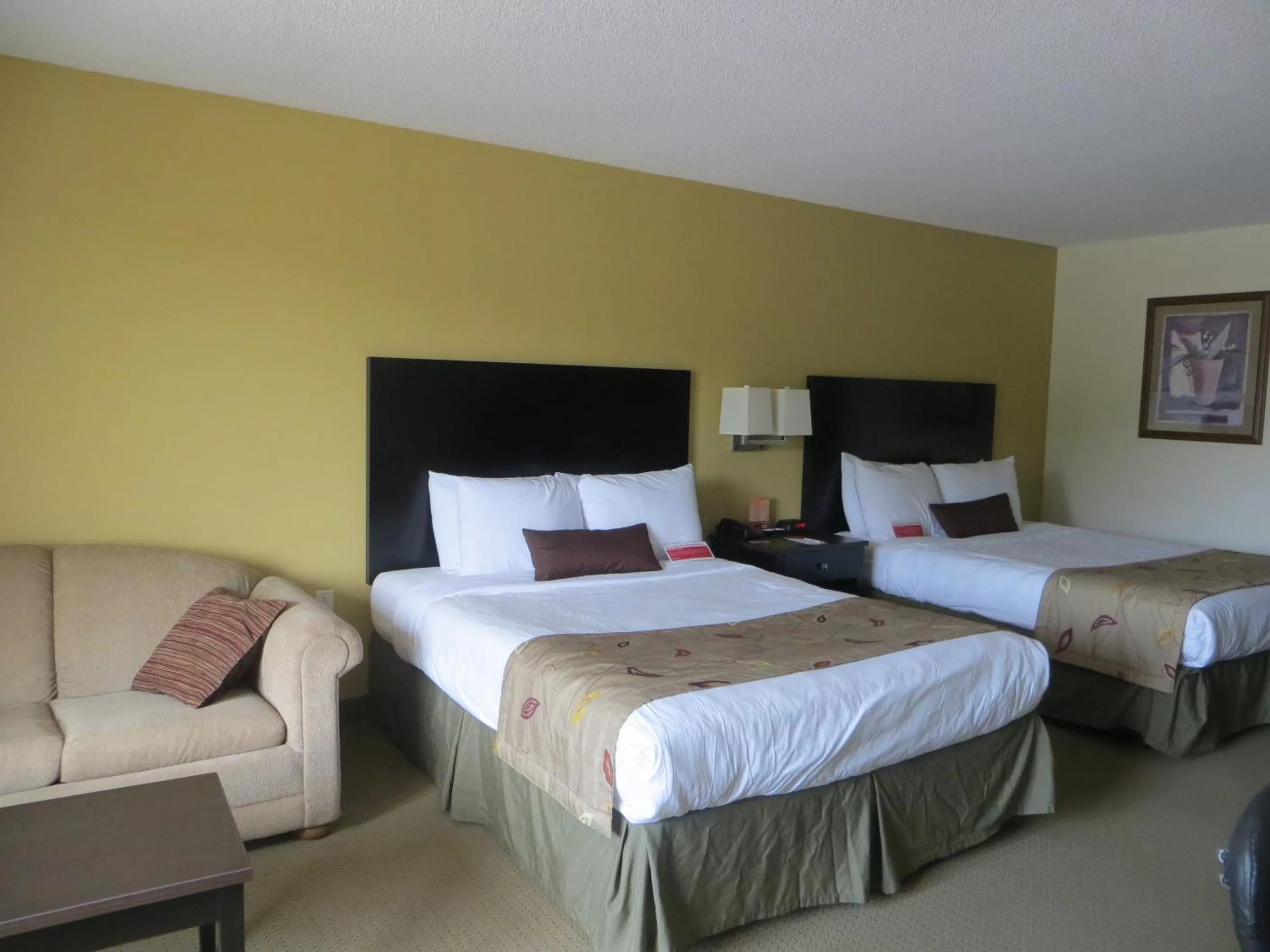 Bedroom, Bed in Ramada by Wyndham Wisconsin Dells I-90