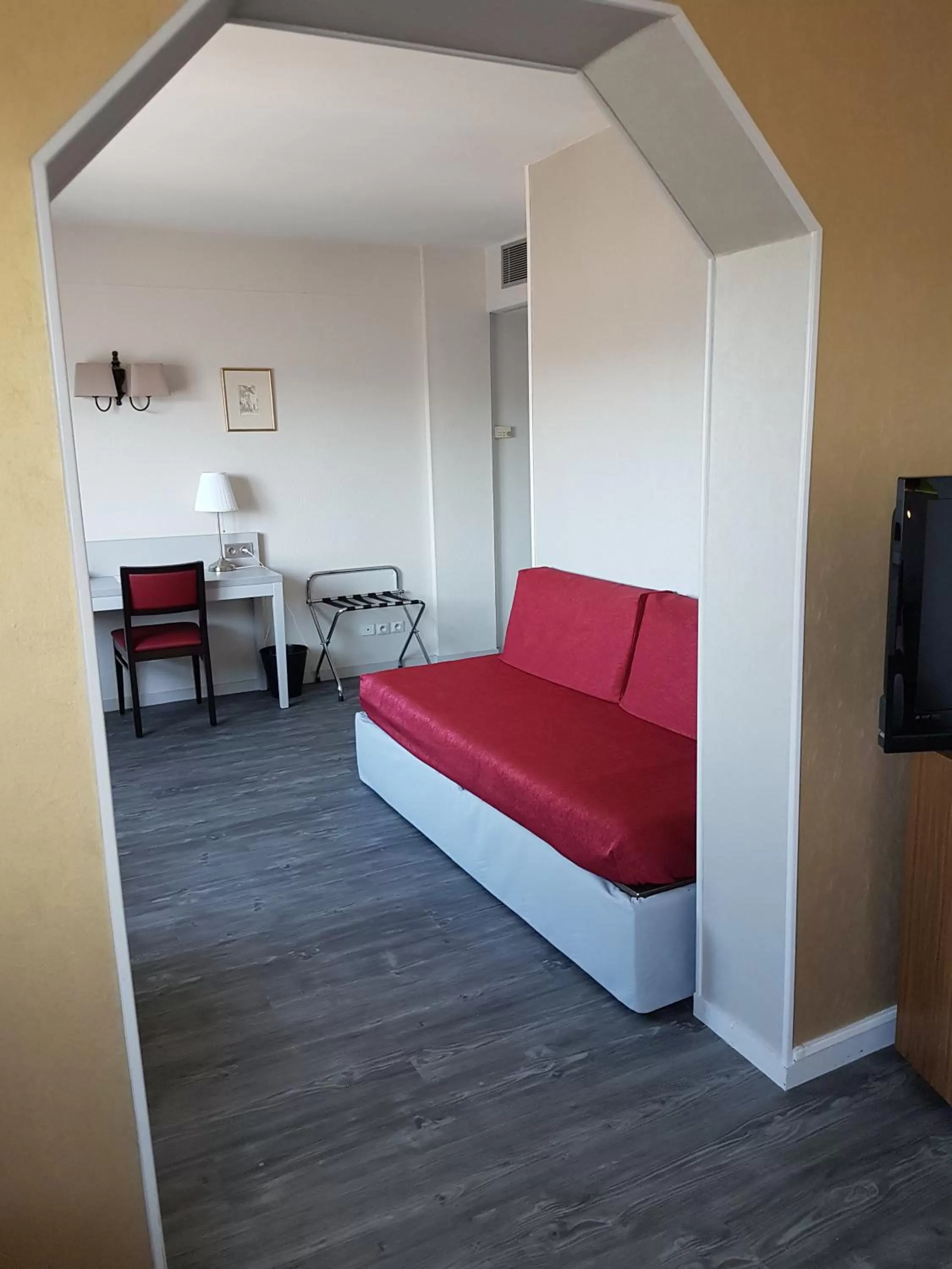 Seating area, Bed in LOGIS Hotel l'Escargotière Dijon Sud - Chenove