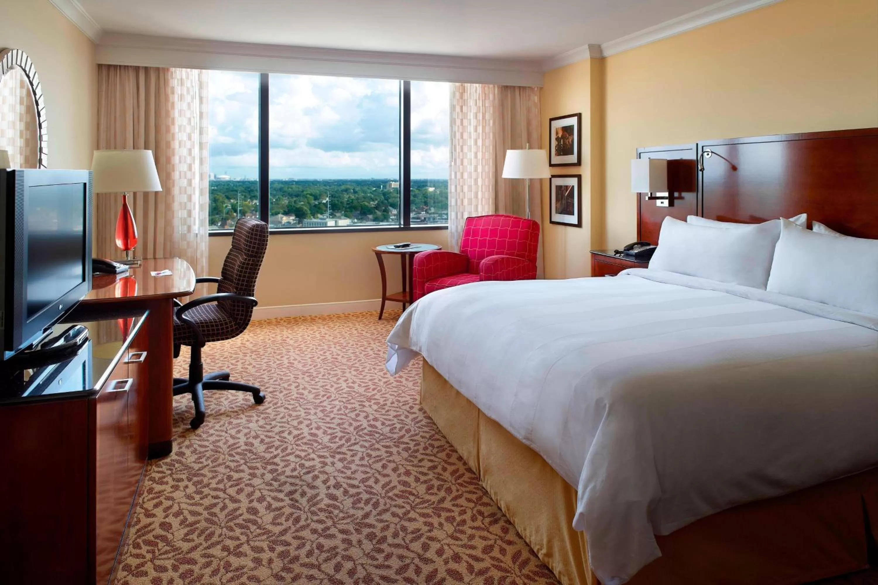Photo of the whole room, Bed in New Orleans Marriott Metairie At Lakeway