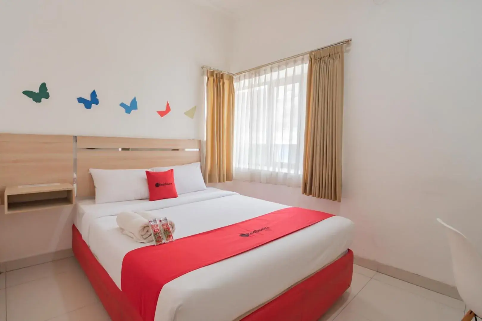 Bed in RedDoorz near Alun Alun Bandung 3