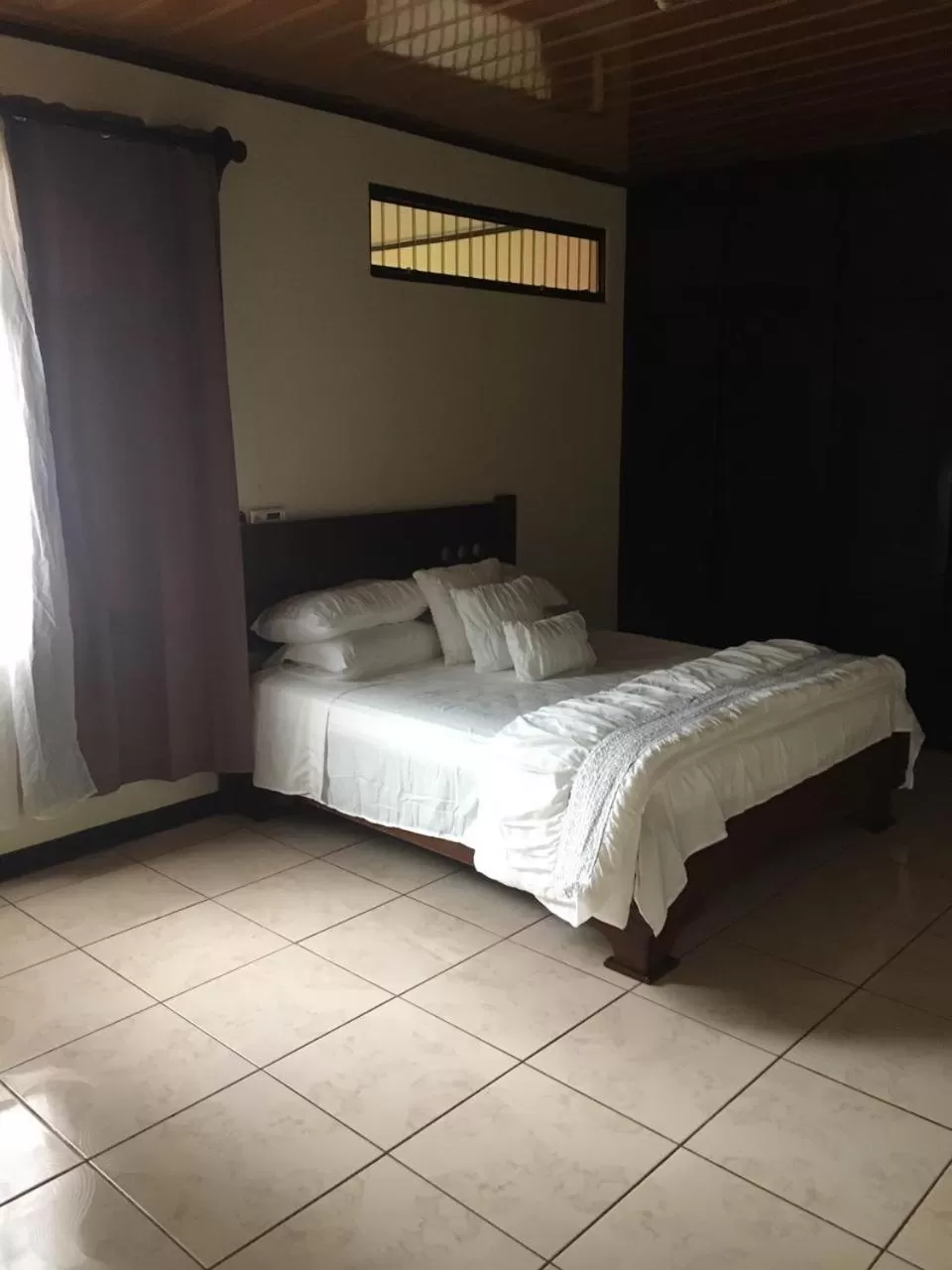 Bed in Tico House Bed & Breakfast