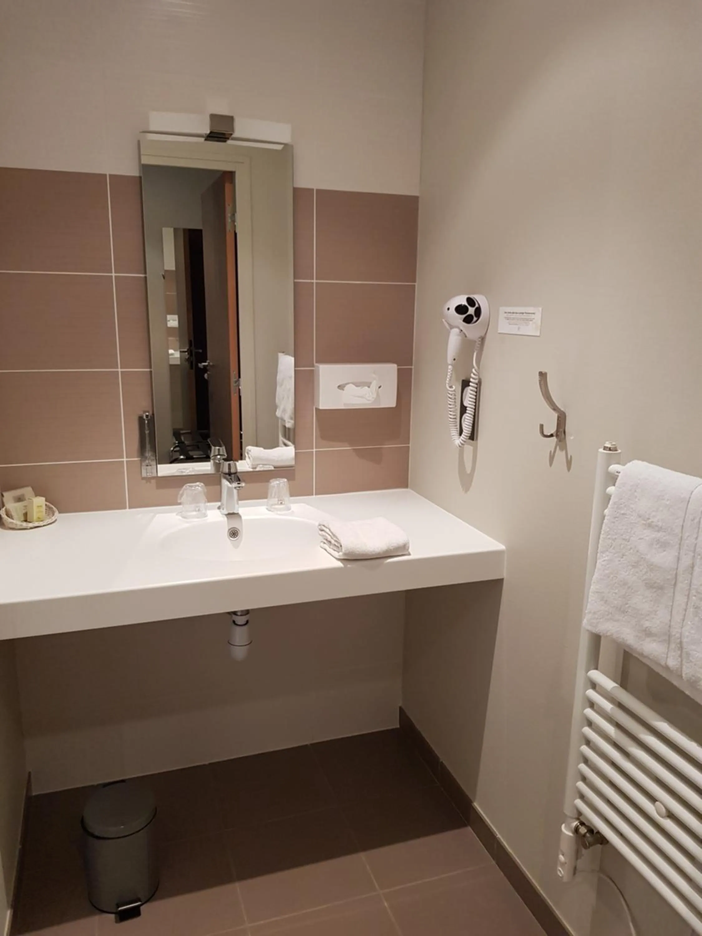 Bathroom in Logis Hôtel A la Bonne Auberge