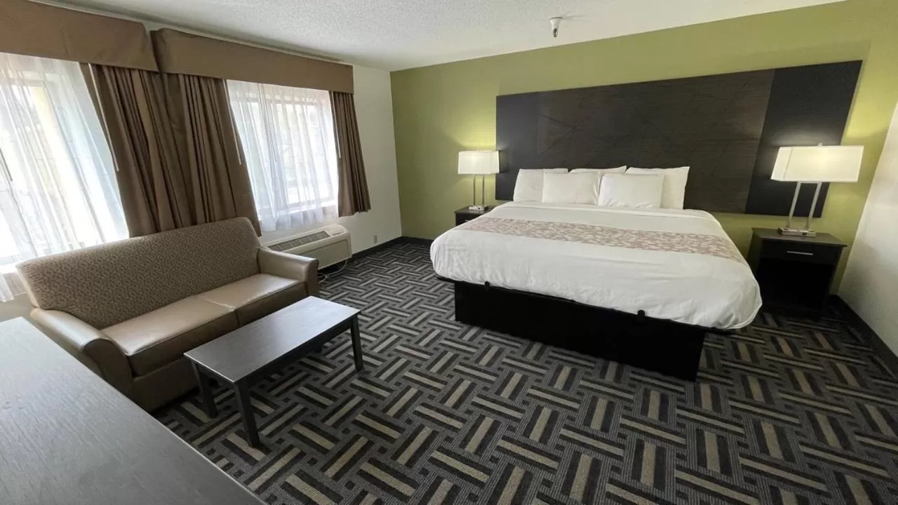 Photo of the whole room, Bed in La Quinta Inn and Suites by Wyndham Cincinnati North