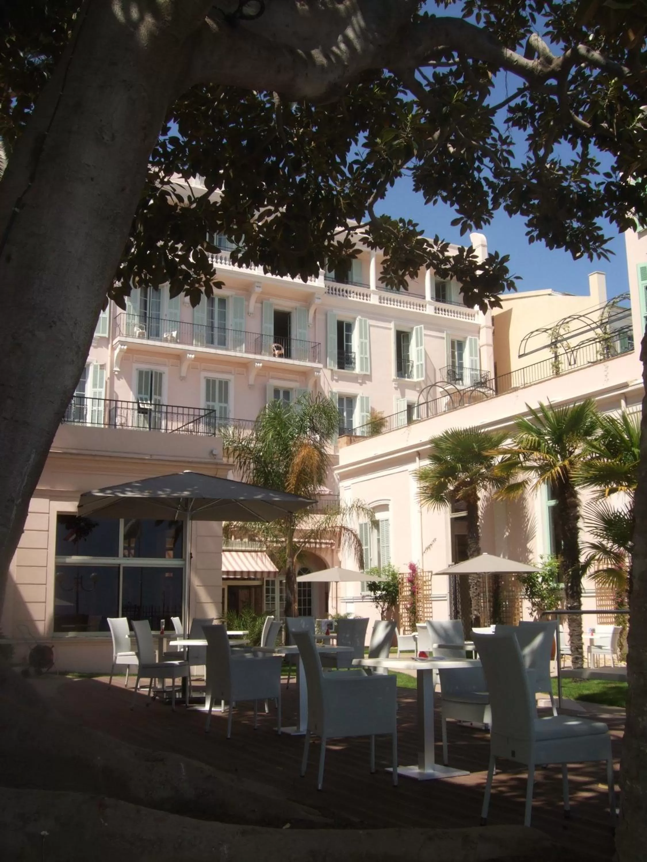 Facade/entrance in Hôtel Vacances Bleues Balmoral