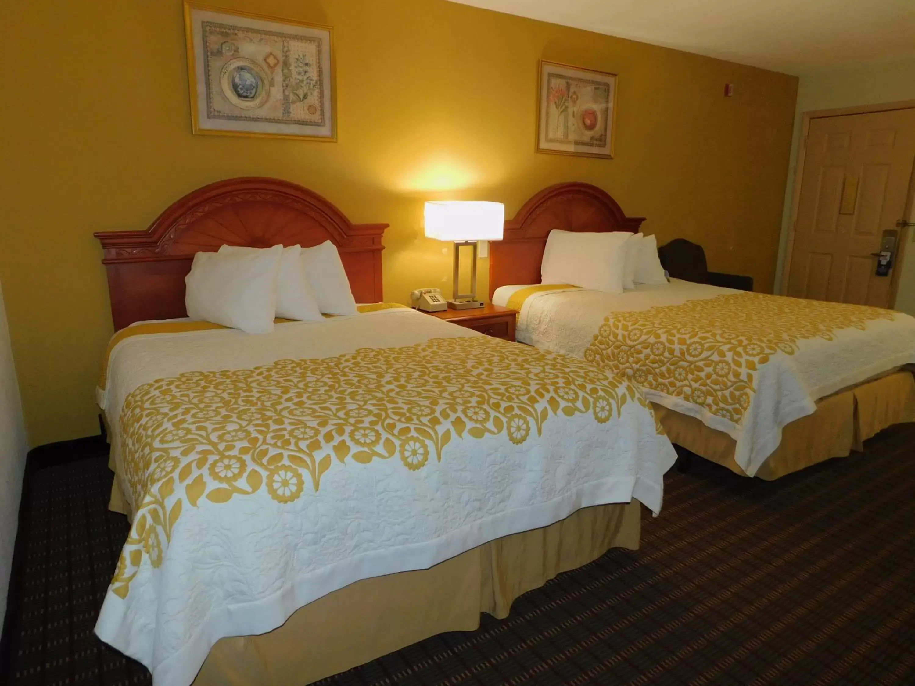 Photo of the whole room, Bed in Days Inn by Wyndham Huntington