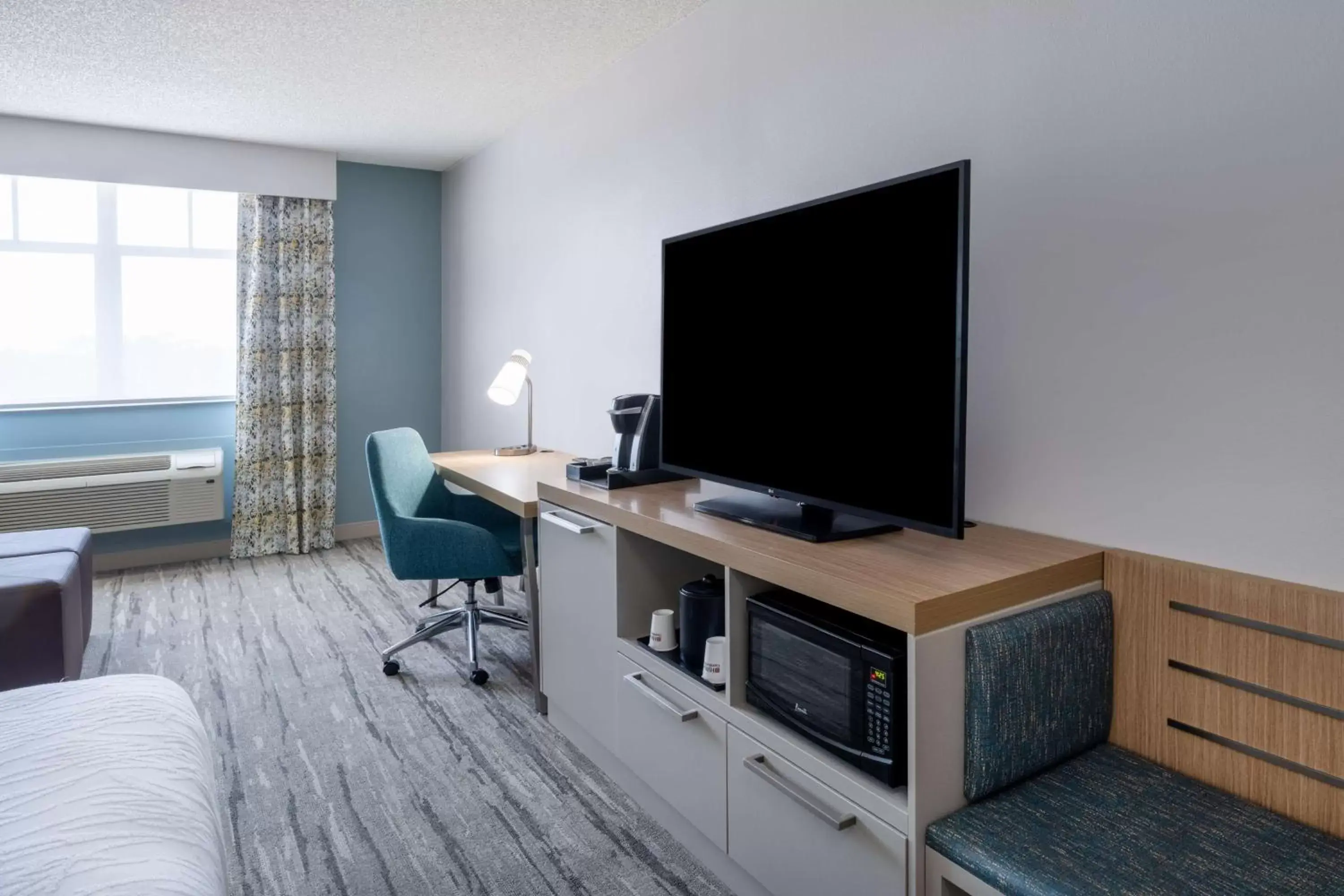 Bedroom, TV/Entertainment Center in Hilton Garden Inn Jacksonville/Ponte Vedra