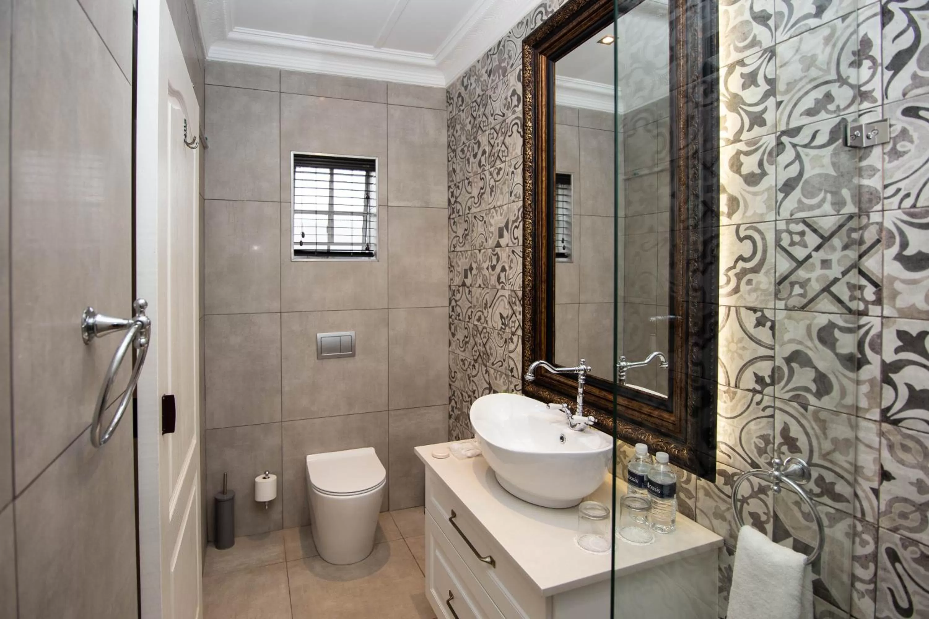 Bathroom in Milner House Kimberley