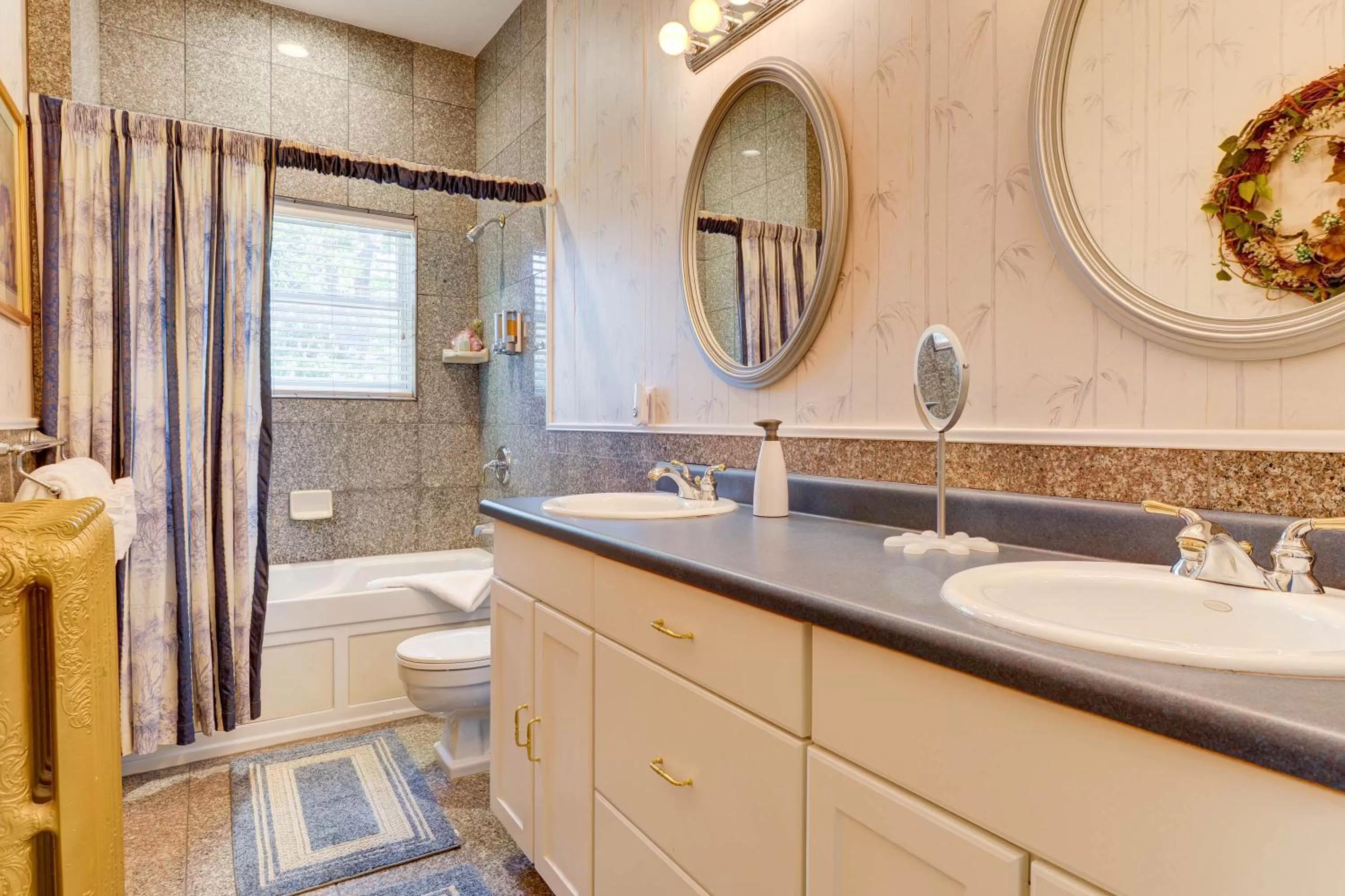 Bathroom in The St. Mary's Inn, Bed and Breakfast