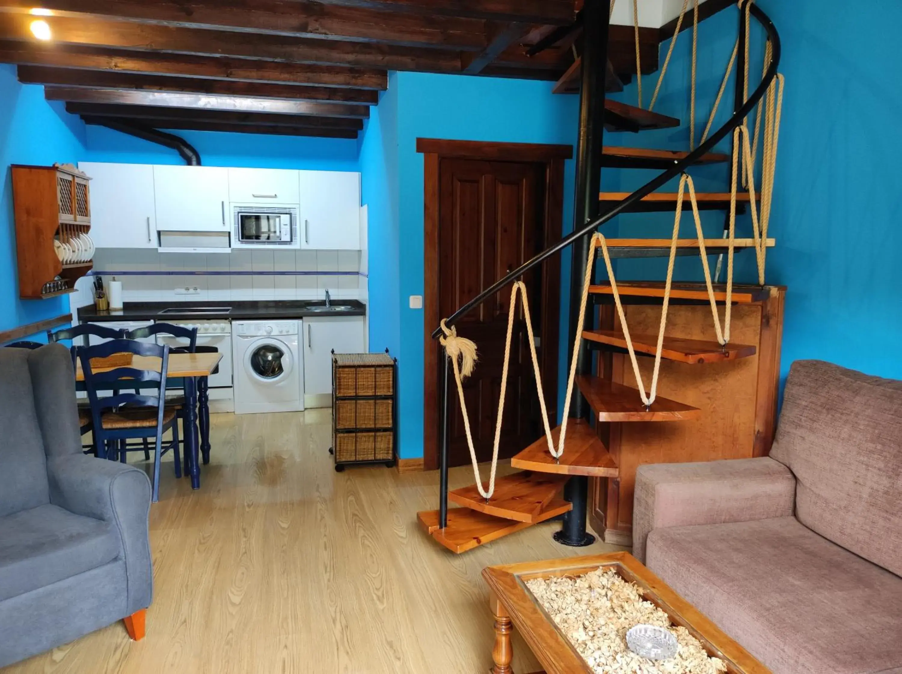 Kitchen or kitchenette, Seating Area in Viviendas Rurales El Covaju