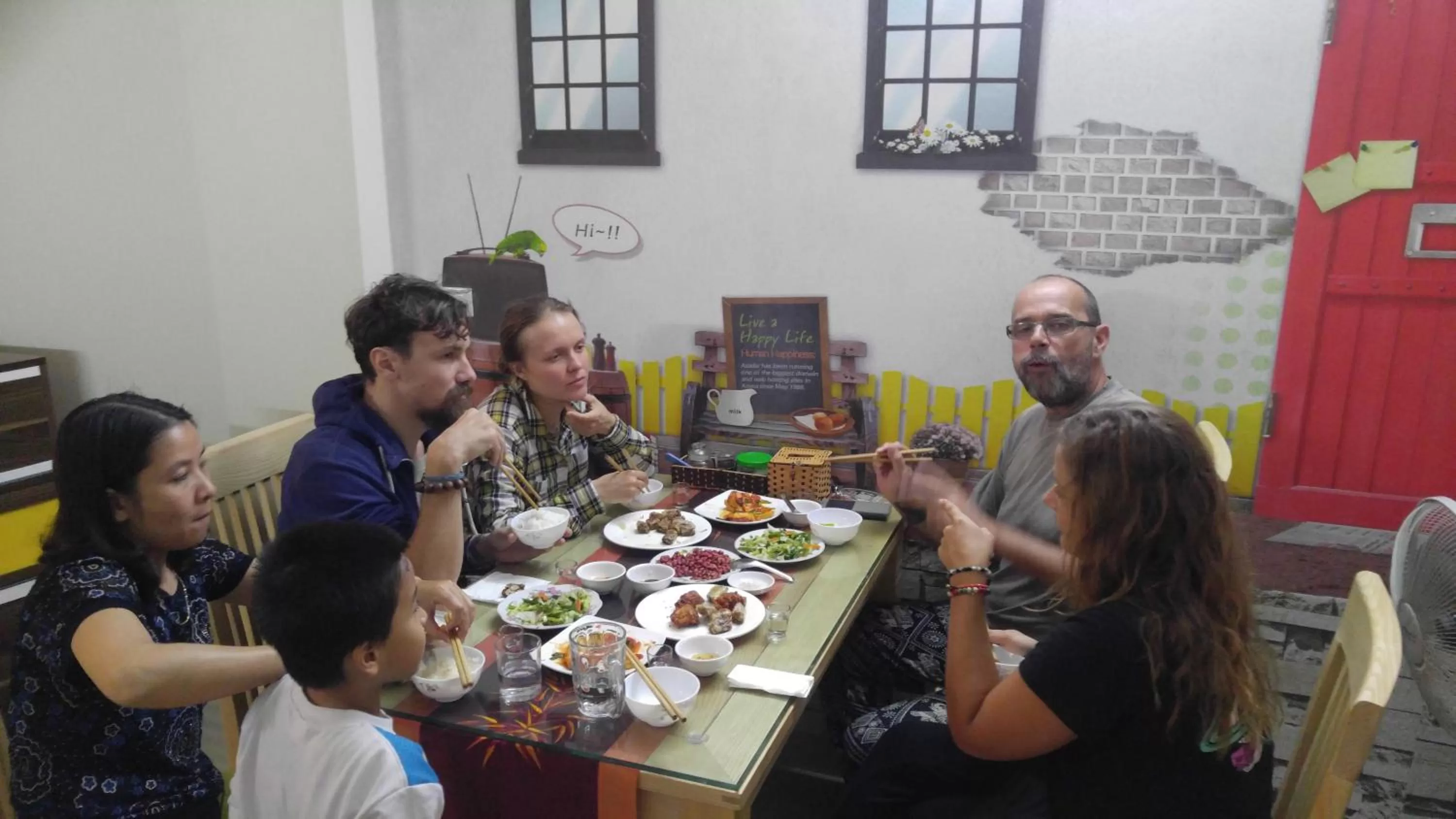 Restaurant/places to eat in Friendly Home Hotel