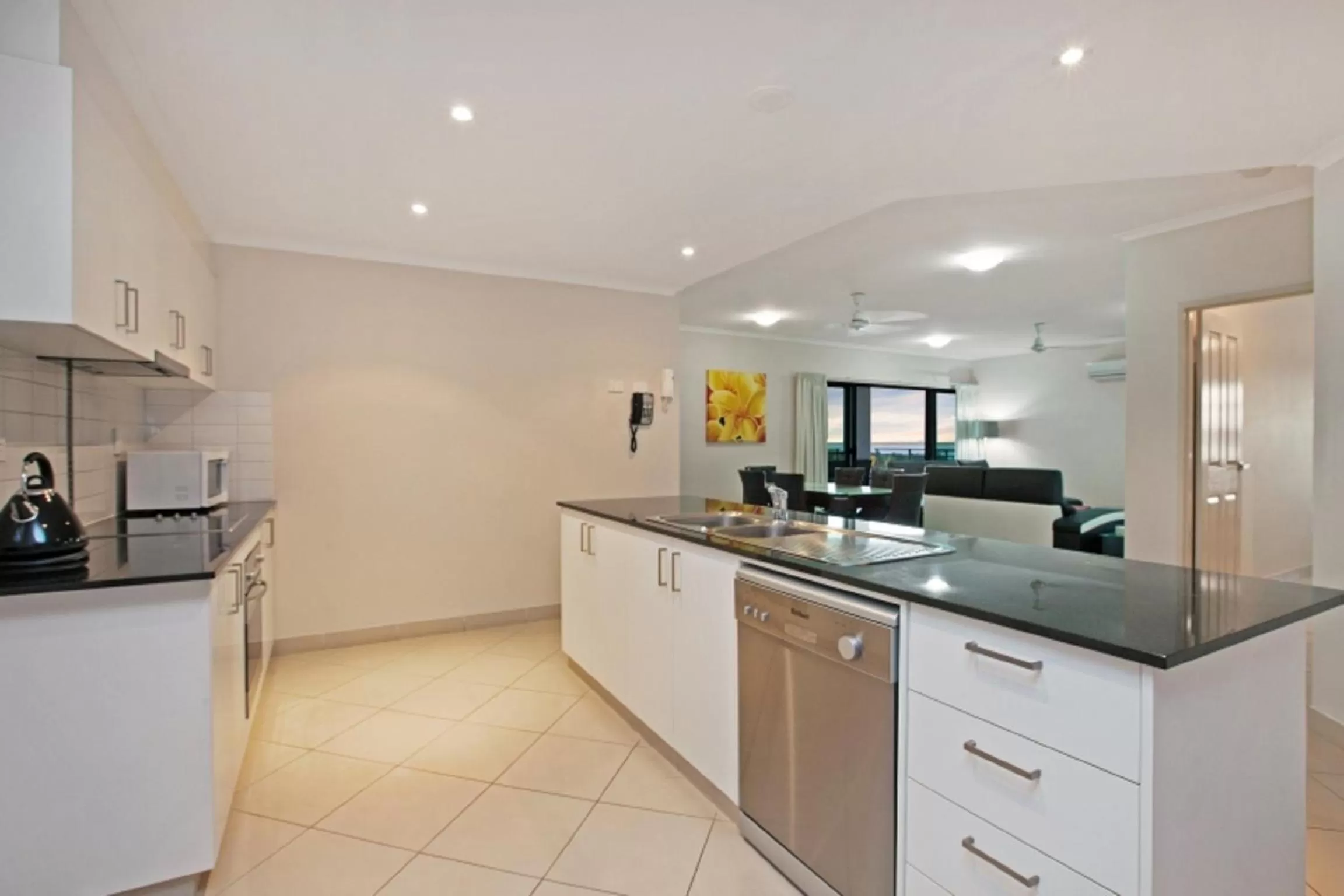 Kitchen or kitchenette in Argus Apartments Darwin