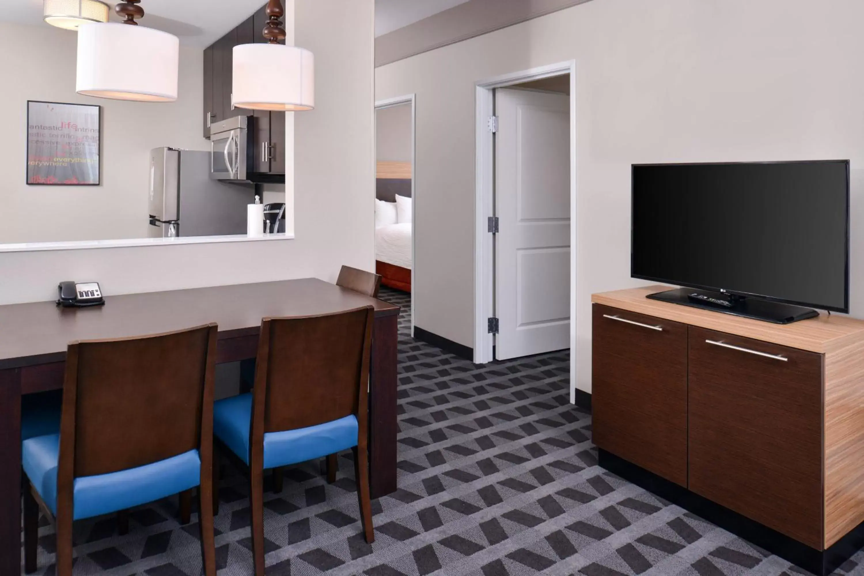 Bedroom, TV/Entertainment Center in TownePlace Suites by Marriott Gillette