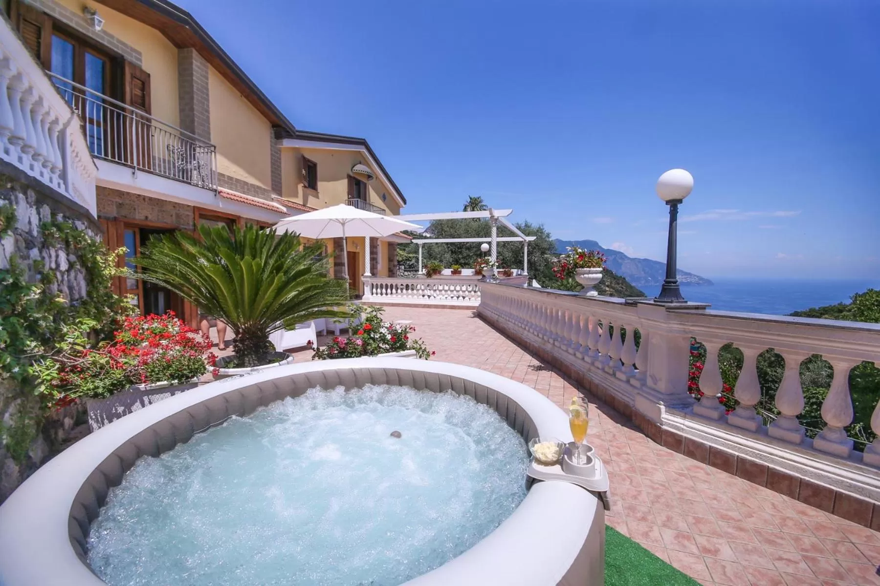 Property building, Swimming Pool in Villa Costanza sorrento B&b