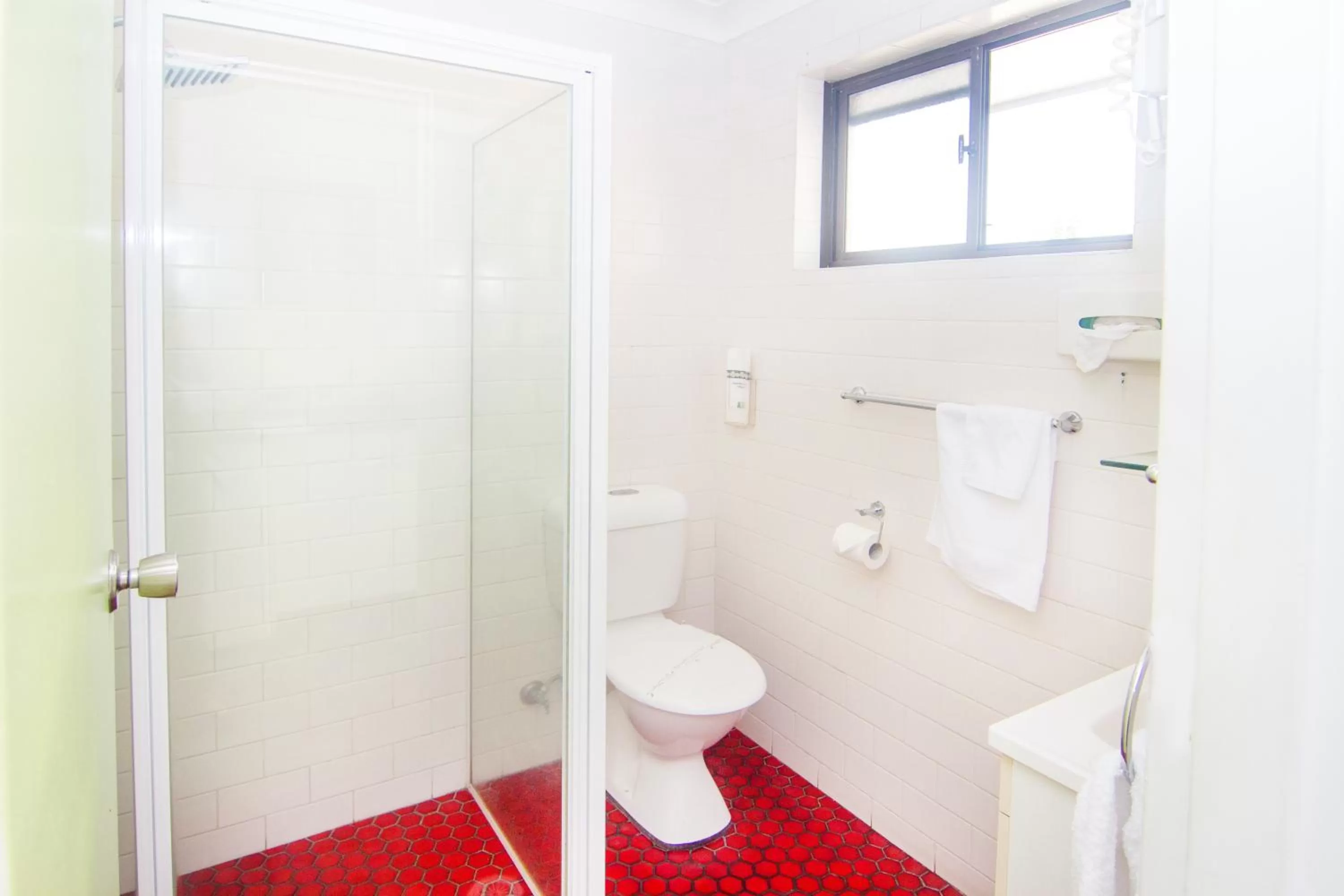 Bathroom in Crescent Motel Taree