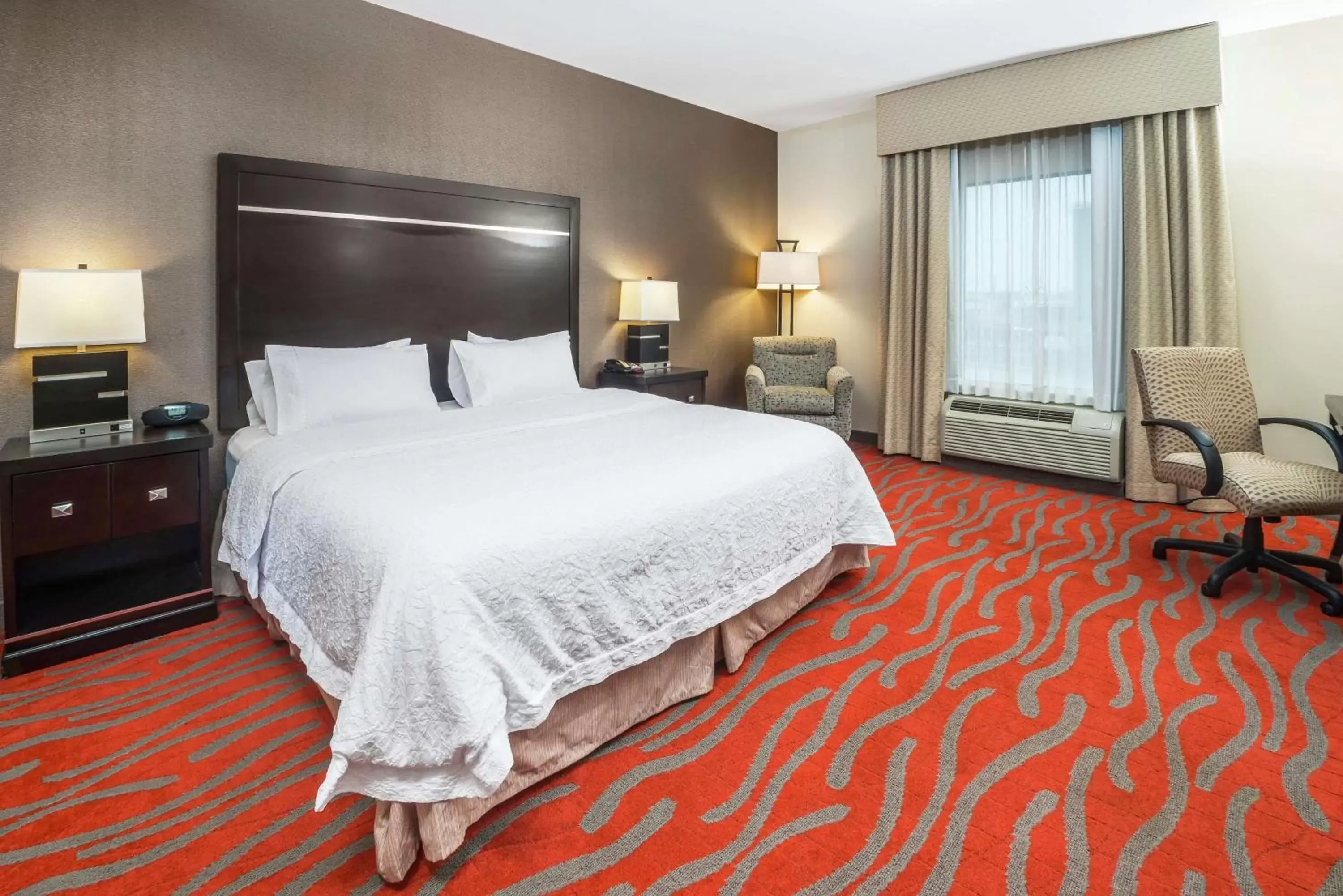 Bedroom, Bed in Hampton Inn and Suites Tulsa/Catoosa
