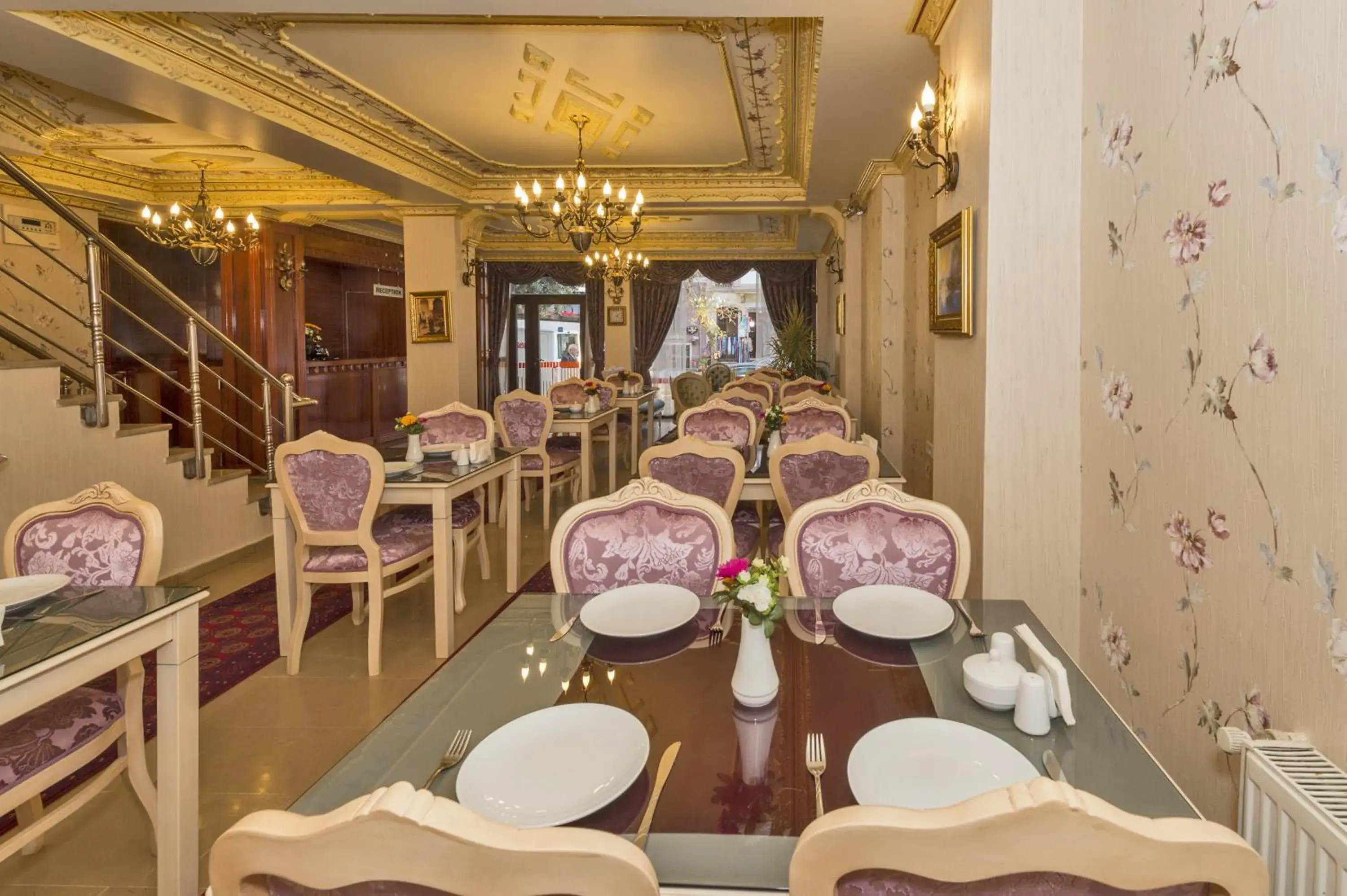 Restaurant/Places to Eat in Istanbul Holiday Hotel
