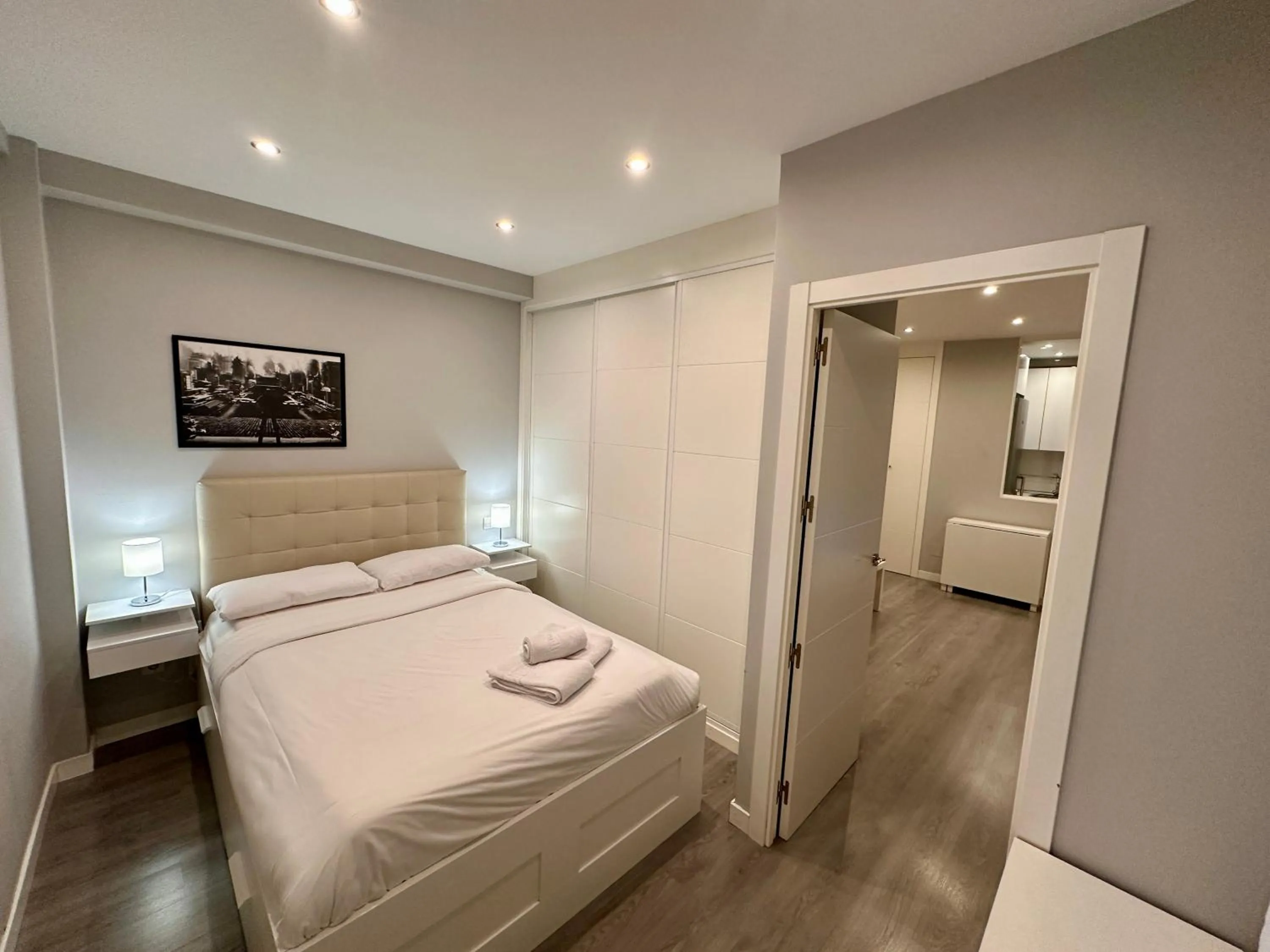 Photo of the whole room, Bed in Far Home Gran Vía