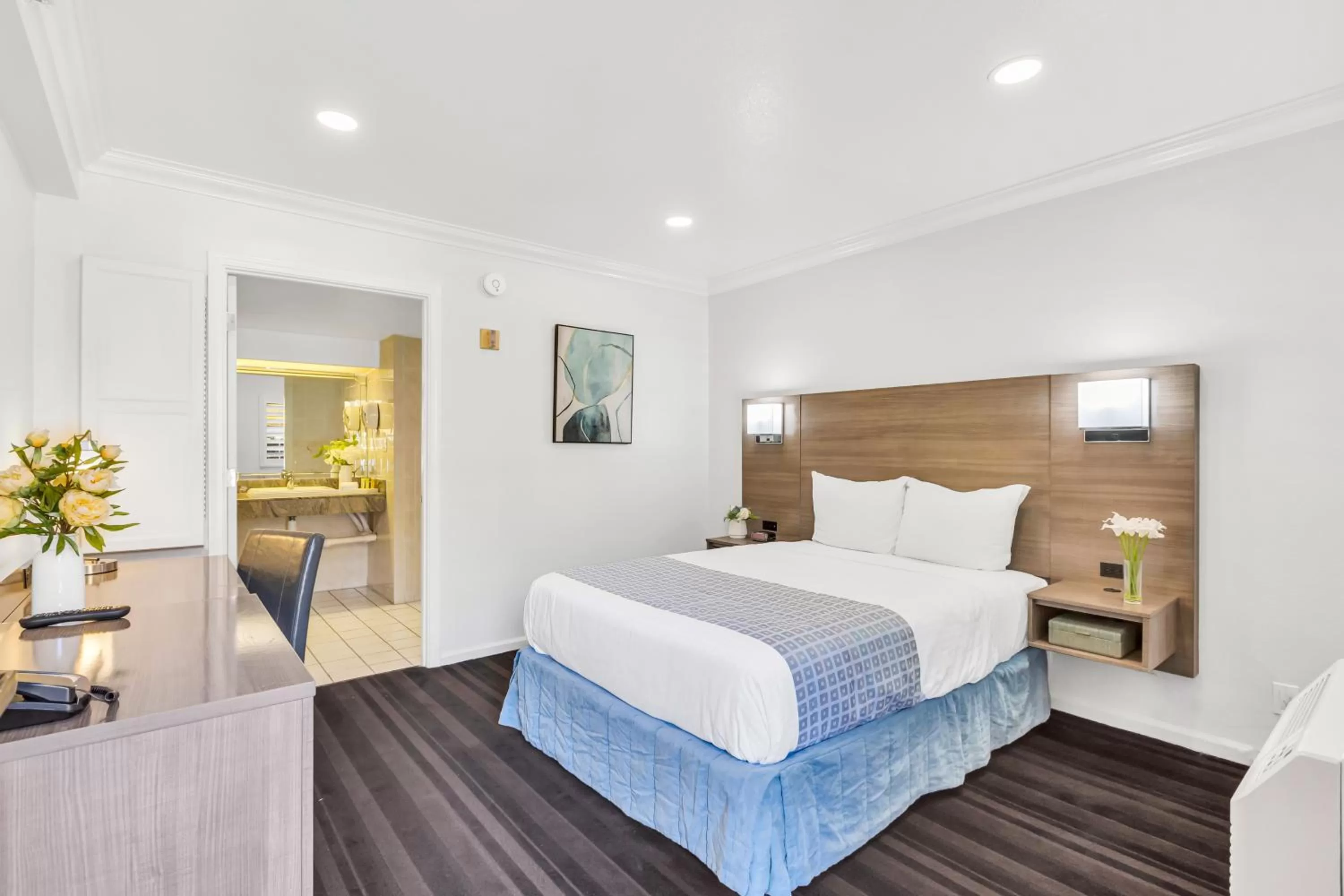 Bed in Napa Valley Hotel & Suites